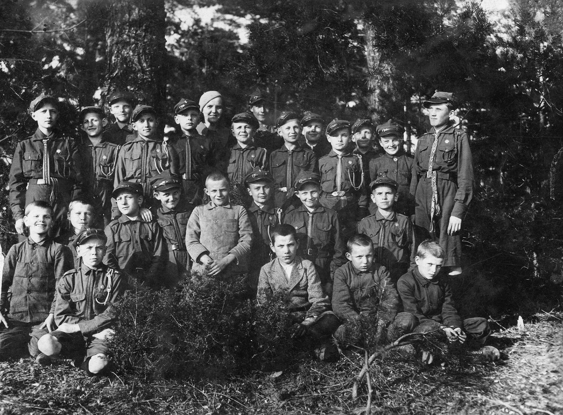 Lata 30. XX wieku | Drużyna harcerska w Zabłudowie - 1. od prawej u góry: Tadeusz Zakrzewski | z arch. Grażyny Zakrzewskiej-Dąb