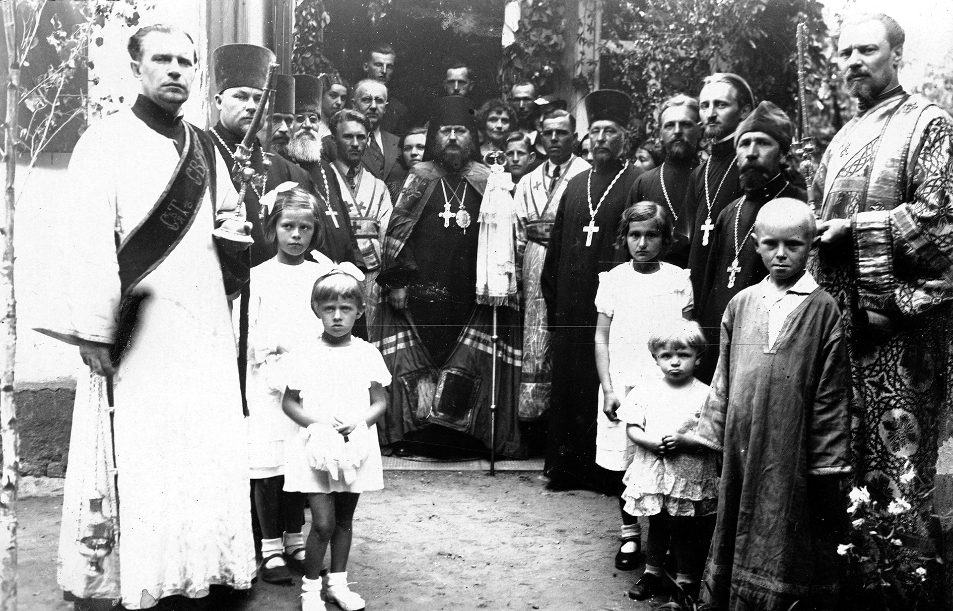 Lata 30. XX wieku (II poł.) | Święto Zesłania Ducha Świętego na Apostołów - górny rząd 3. od prawej ks. Borys Bogdanowicz (proboszcz parafii w Zabłudowie), 4. od prawej ks. Mikołaj Krukowski (proboszcz parafii w Rybołach) | z arch. MOAK