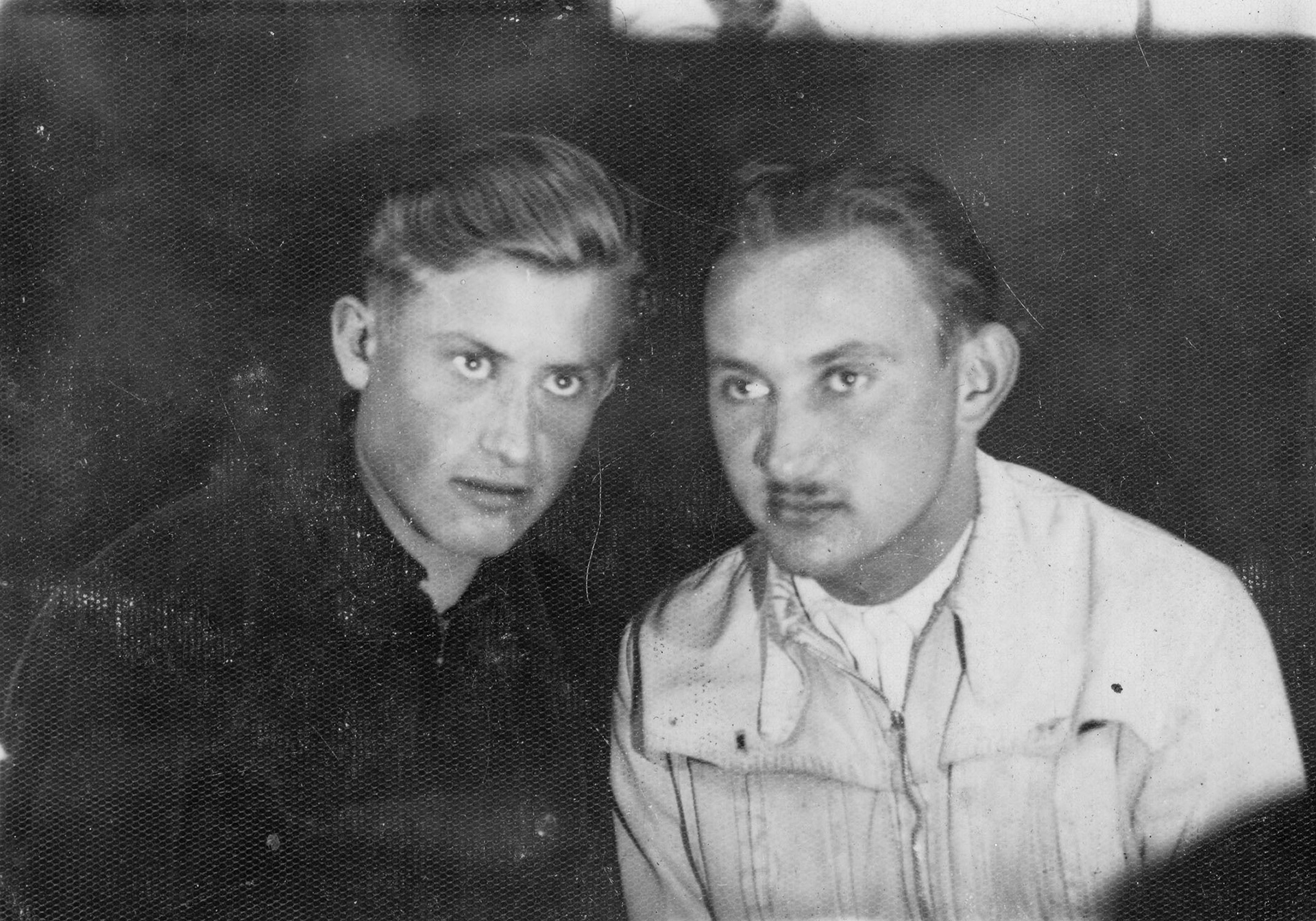 1945 | po lewej Zdzisław Wiszowaty - zgłosił się do wojska jako ochotnik, bronił Warszawy, zginął w dniu zdobycia Berlina | z arch. Agaty Łysak