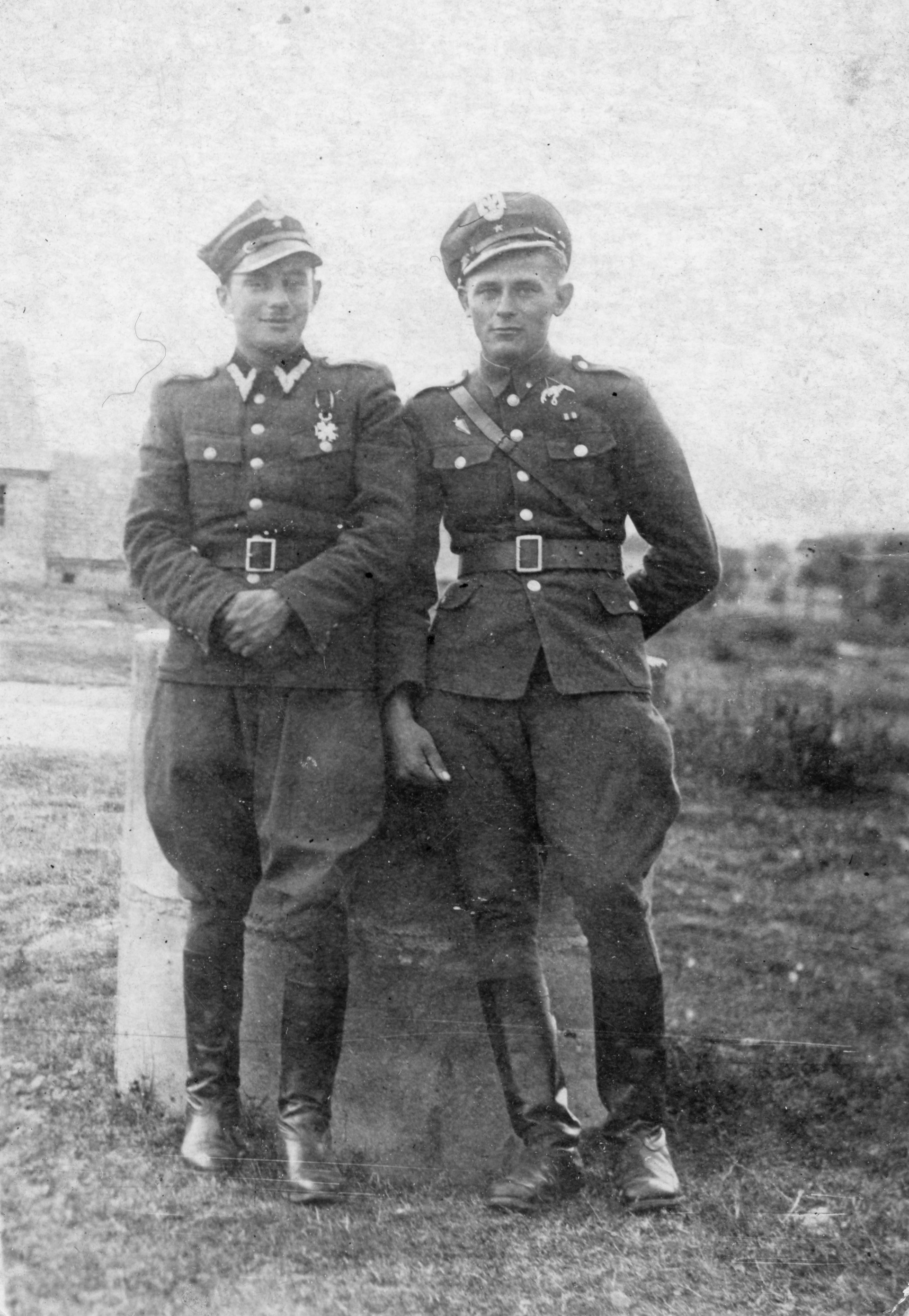 Oficerowie Ludowego Wojska Polskiego - od lewej: Dudziński Henryk, Raczkowski Witold - oficer lotnictwa | z arch. Elżbiety Samsonowicz-Łęczyckiej