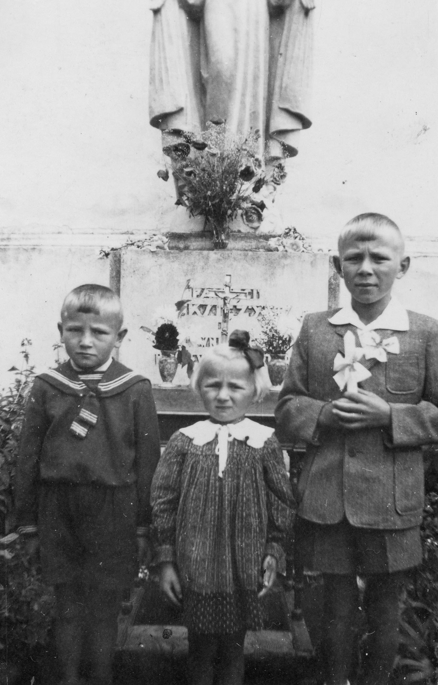 1952 | Pierwsza Komunia Święta Jerzego Dudzińskiego (pierwszy z prawej), obok Teresa Dudzińska i Eugeniusz Dudziński | z arch. Agnieszki Dudzińskiej