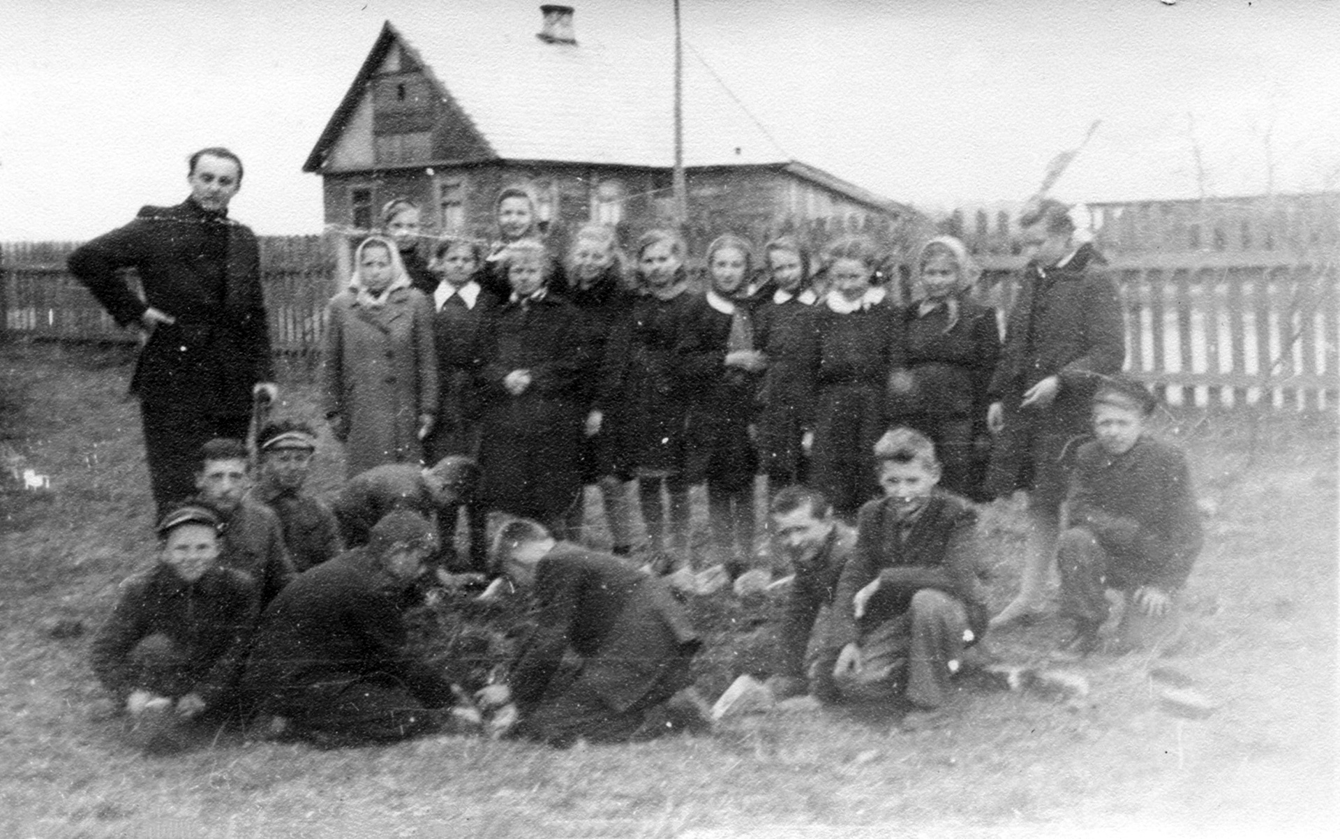 1948  |  Uczniowie z wychowawcą Janem Kupraszewiczem (w tle dom Państwa Samsonowicz przy ul. Adama Mickiewicza)  |  z arch. Olgi Michalczuk