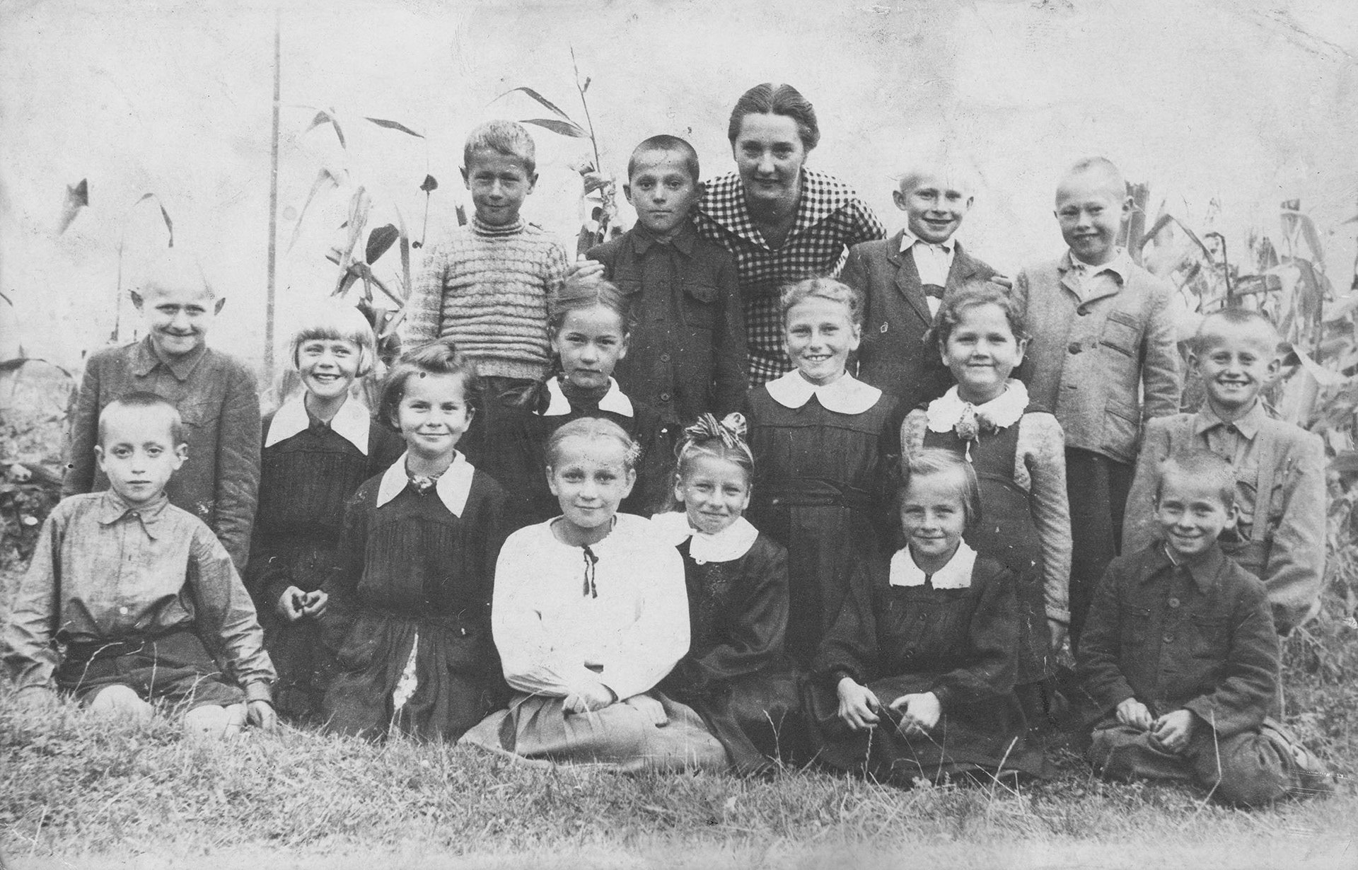 1956-1957 | Klasa II Szkoły Podstawowej w Folwarkach Wielkich z wychowawczyni Krystyną Lulewicz z d. Żyłkowską - 2. od prawej w środkowym rzędzie Ewa Barbara Sacharewicz z d. Gutowska | z arch. Anny Zawadzkiej