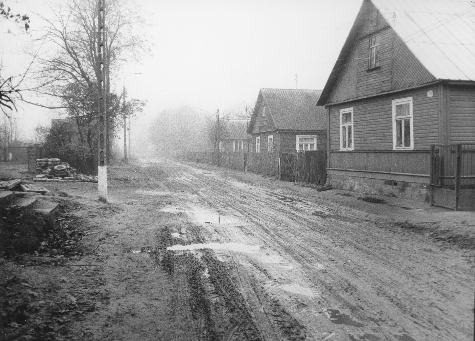 Lata 80. XX wieku | Fragment ul. Sikorskiego (dawniej ul. Lewaszkowa) - widok w stronę ul. św. Rocha | z arch. Zofii Polikarp