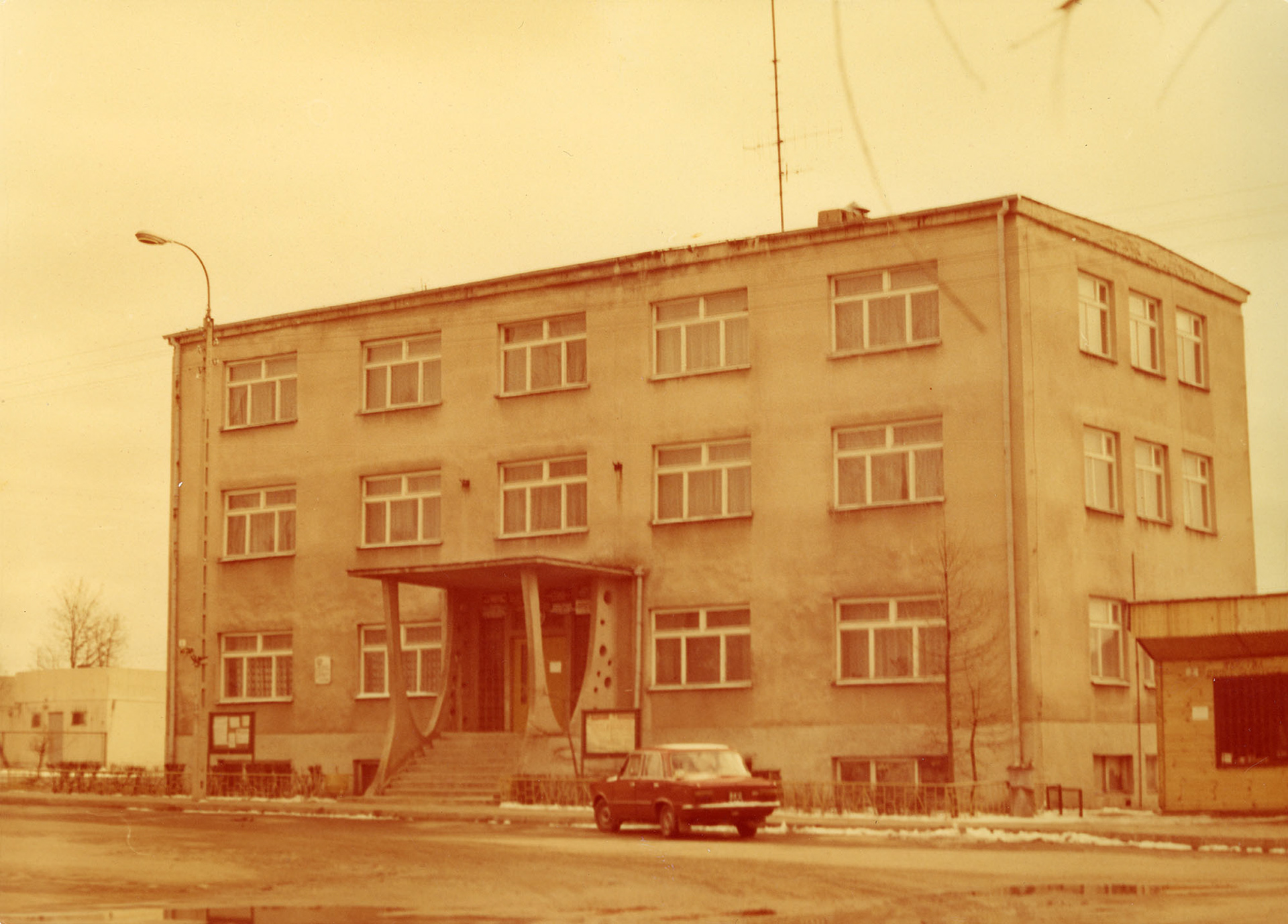Lata 90. XX wieku | 22 lipca 1975 r. oddano do użytku budynek Urzędu Miasta i Gminy Zabłudów przy ul. Rynek 8 - obecnie Urząd Miejski | z arch. Agnieszki Dudzińskiej