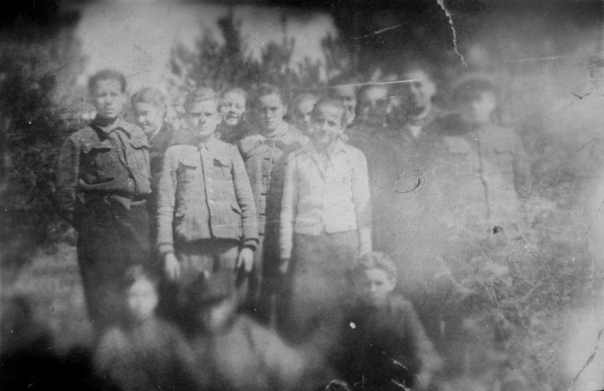 1946 | Pierwsza klasa Gimnazjum w Krasnem k/Zabłudowa - na zdjęciu podpisali się Kraszewski Czesław, Sidorowicz Jan, Sidorowicz Józef, Borysiewiczówna, Szyszkiewiczówna T., Szyszkiewiczówna M., Prończuk Z., Popławski Jan, Bartoszewicz, Rusiłowiczówna Irena, Nosorowski Edward, Erenst Celina | z arch. Edwarda Nosorowskiego