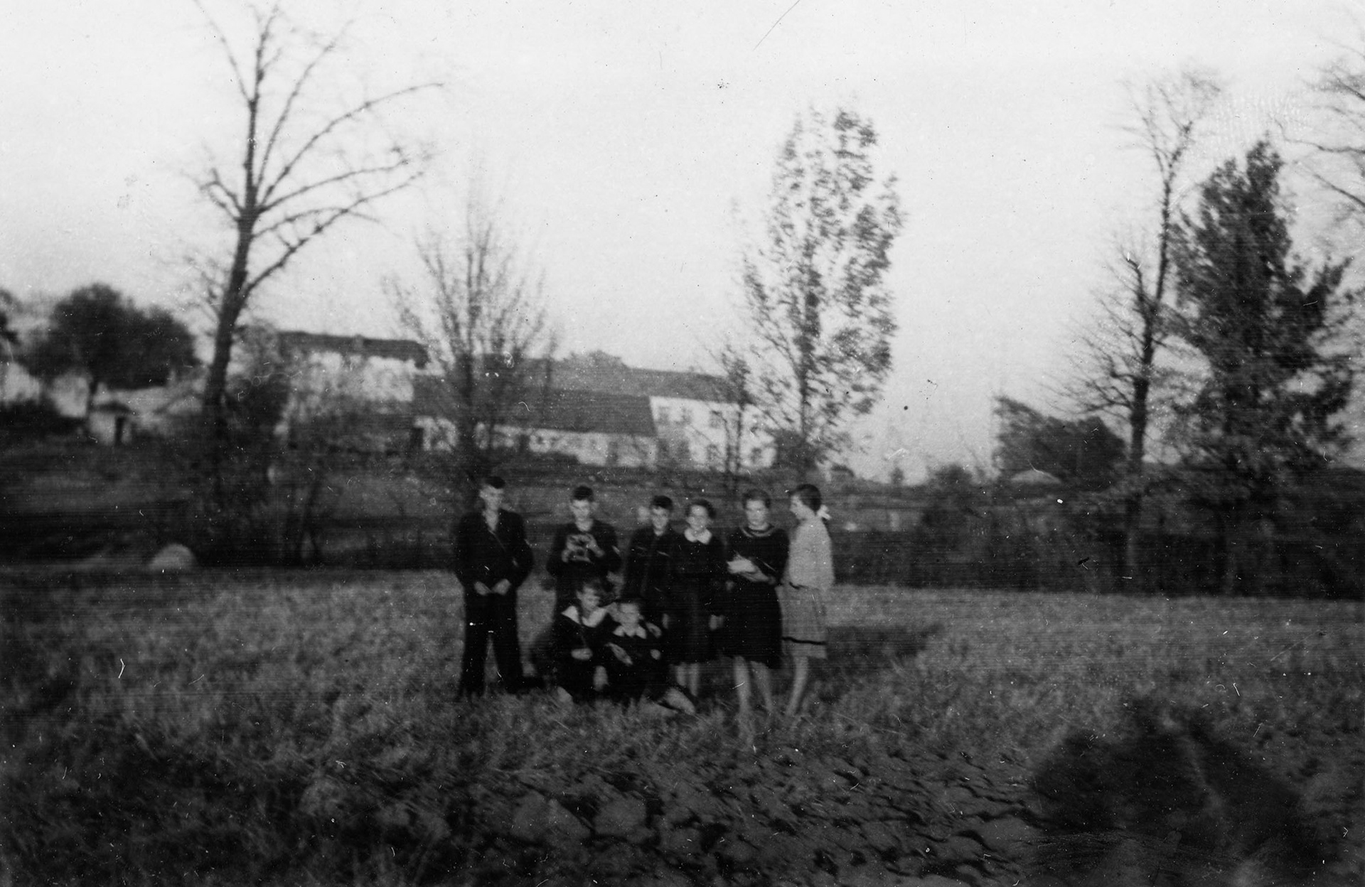 1960.09.01 | Pierwszy dzień po wakacjach, trzeba obejrzeć ogródek szkolny | z arch. Zespołu Szkolno-Przedszkolnego w Zabłudowie