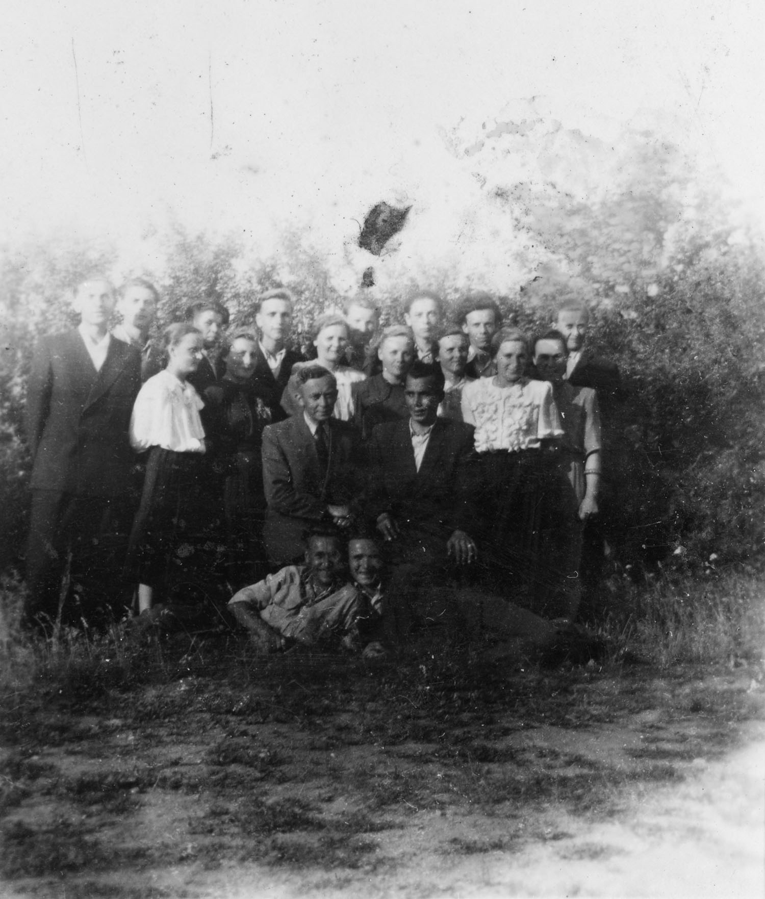 1951.06.20 | Absolwenci Państwowej Zasadniczej Szkoły Zawodowej w Zabłudowie założonej w 1948 roku - siedzą od lewej: Antoni Maksimowicz - pierwszy dyrektor szkoły i nauczyciel matematyki, Stanisław Sosnowski - wychowawca klasy i nauczyciel przedmiotów zawodowych, 1. z prawej w środkowym rzędzie Germana Horbaczewska | z arch. Agaty Łysak
