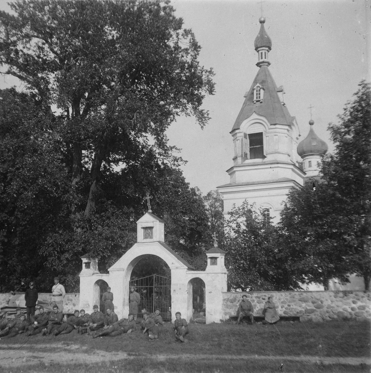 1935-1939 | Żołnierze 4. Batalionu Pancernego uformowanego w 1935 roku w Brześciu odpoczywają przed cerkwią pw. Świętych Kosmy i Damiana w Rybołach | z arch. Muzeum Wojska w Białymstoku
