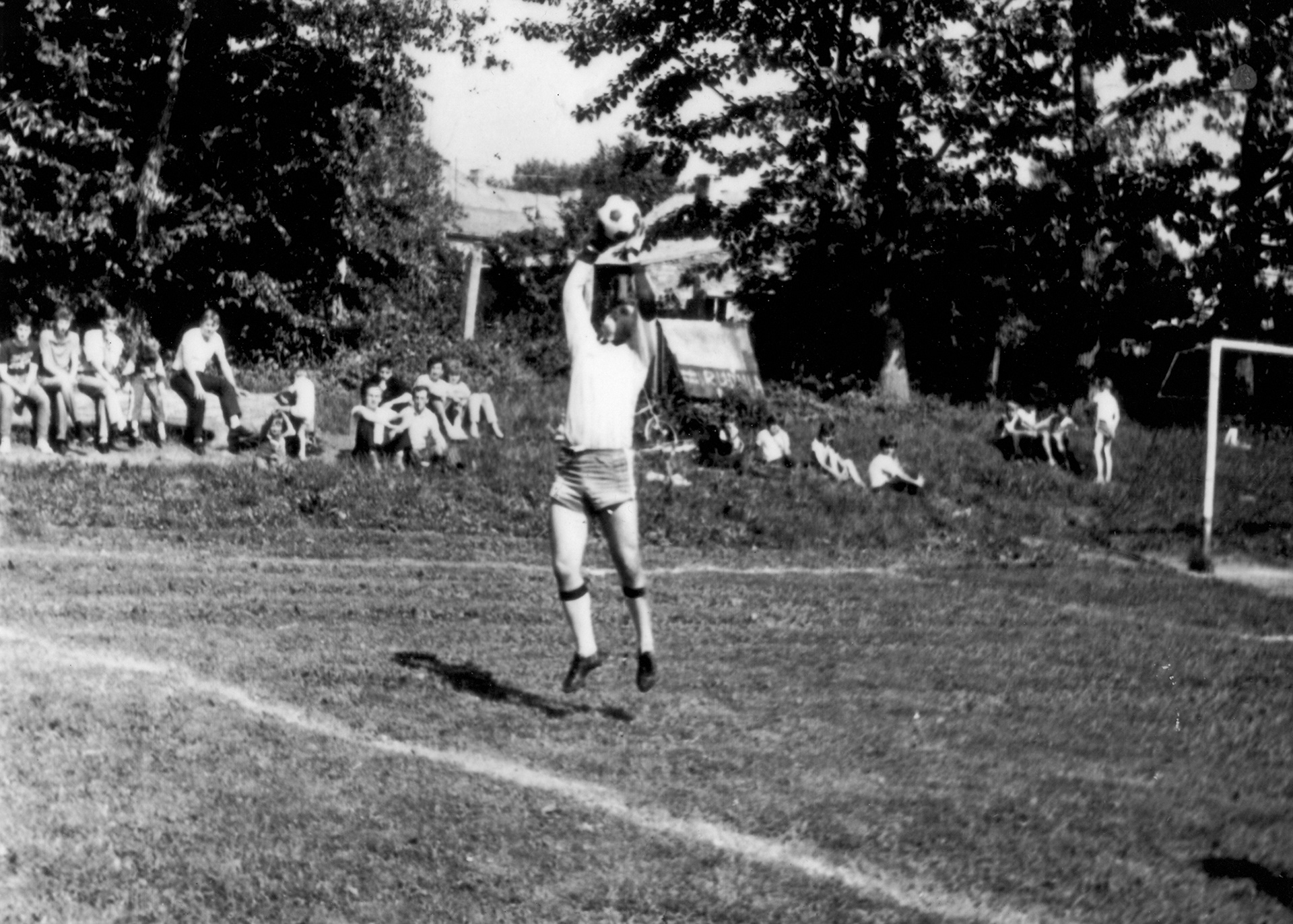 Lata 80. XX wieku | Drużyna seniorów Klubu Sportowego "RUDNIA" Zabłudów w zmaganiach ligowych - boisko przy ul. Adama Mickiewicza (Park Dworski) | z arch. Andrzeja Kalinowskiego