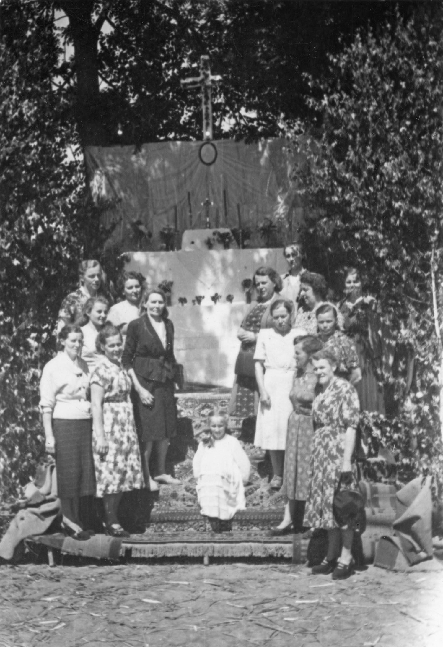 1955 | Grupa kobiet przygotowująca ołtarzyk z okazji Bożego Ciała przy ul. Sikorskiego | z arch. Małgorzaty Kasperowicz
