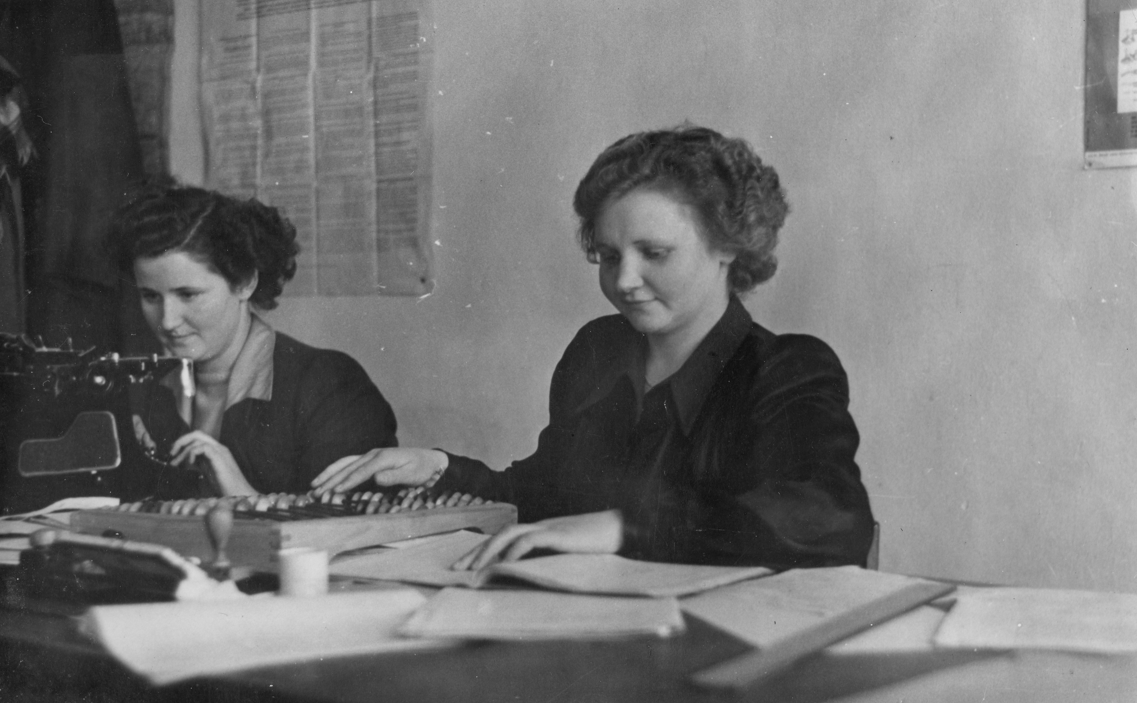 1952 | Teresa Łysak z d. Kuczyńska i Olga Moroz z d. Arciszewska - pracownice Zasadniczej Szkoły Zawodowej w Zabłudowie - kancelaria/pokój nauczycielski | z arch. Agaty Łysak