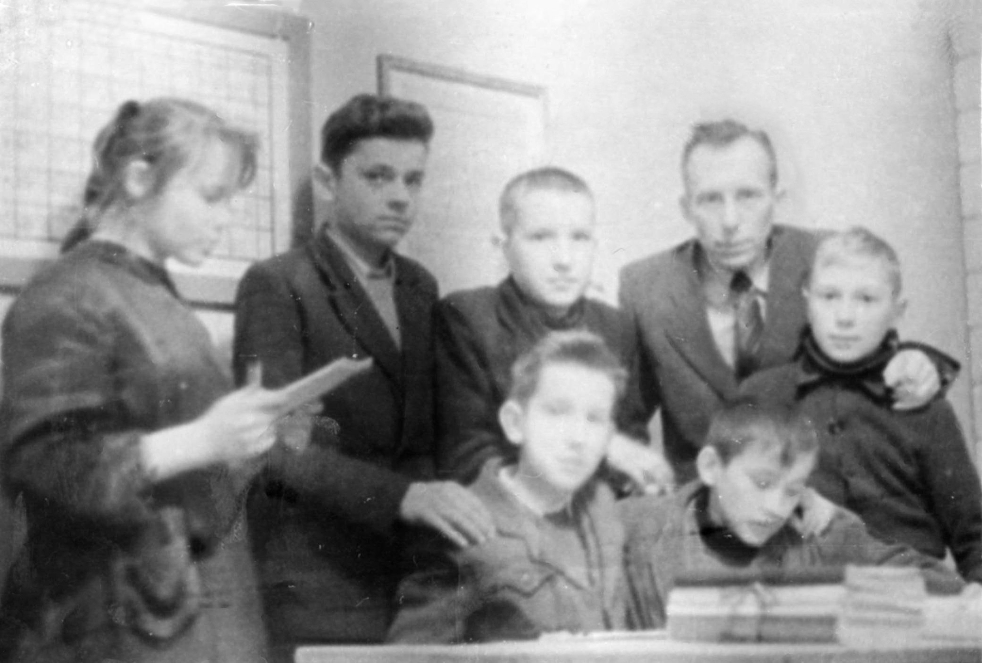 Lata 50. XX wieku  |  Czesław Nurczewski z uczniami z koła fotograficznego  |  z arch. Stanisławy Sacharewicz