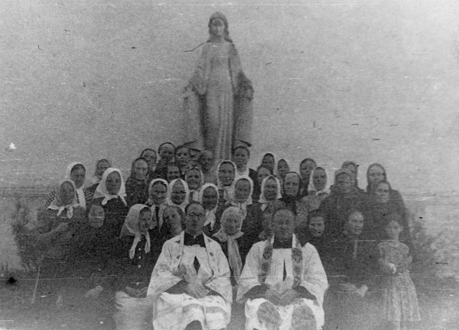 Lata 50. XX wieku | Zdjęcie pamiątkowe grupy tercjarzy przy parafii w Zabłudowie - po prawej ks. Jan Sewioło | z arch. Ewy Barbary Sacharewicz