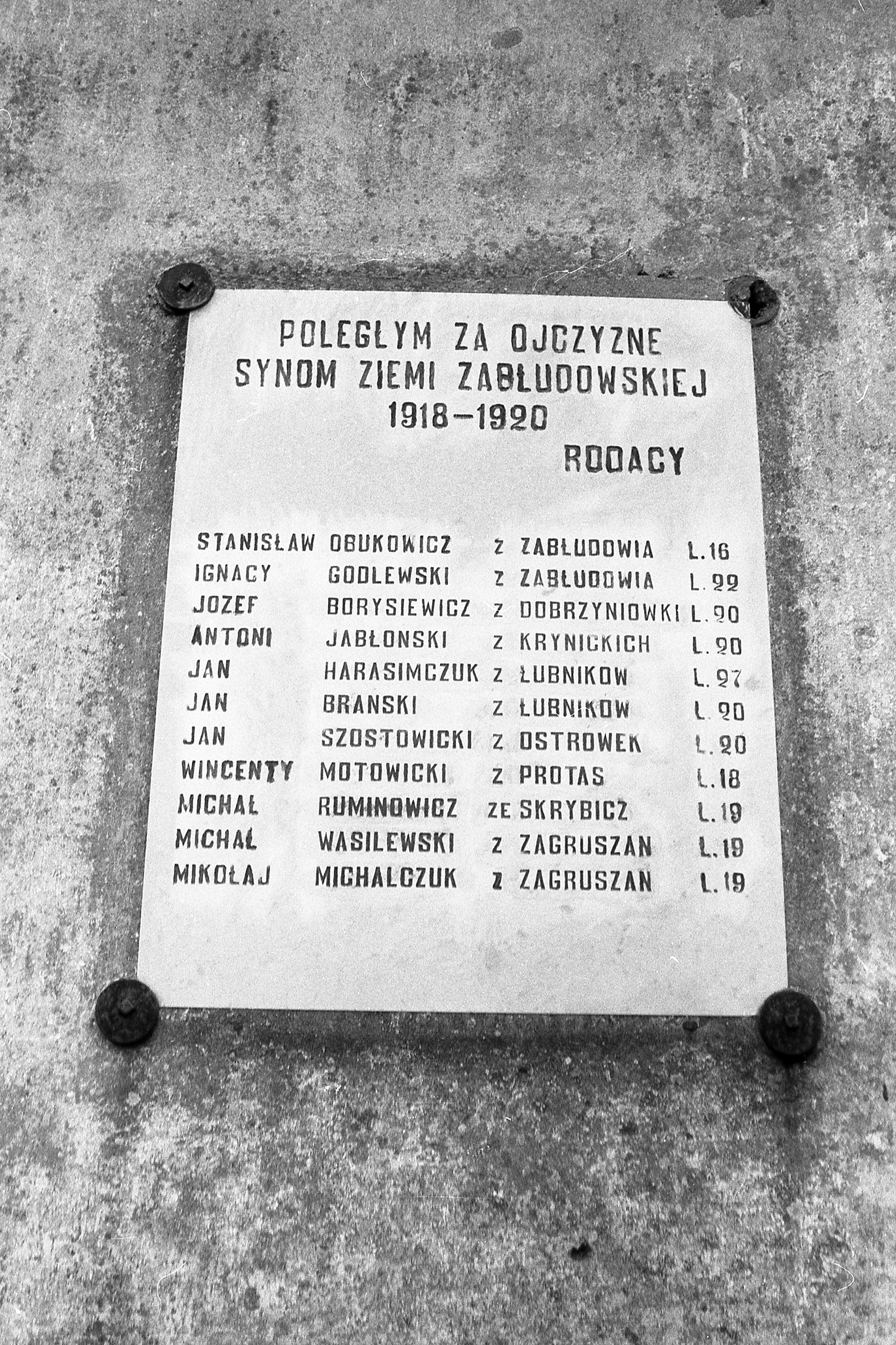 Lata 80. XX wieku | Tablica poświęcona poległym mieszkańcom gminy Zabłudów walczącym za Ojczyznę w latach 1918-1920 | z arch. MOAK
