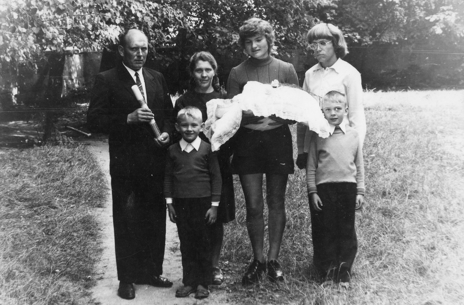 1974 | Chrzest Święty Grzegorza Samsonowicza - od lewej: Antoni Samsonowicz, Franciszek Samsonowicz, Irena Samsonowicz z d. Kuczyńska, Teresa Wiercińska z d. Ciuchniecka, Adam Samsonowicz, Andrzej Samsonowicz | z arch. Ireny Samsonowicz