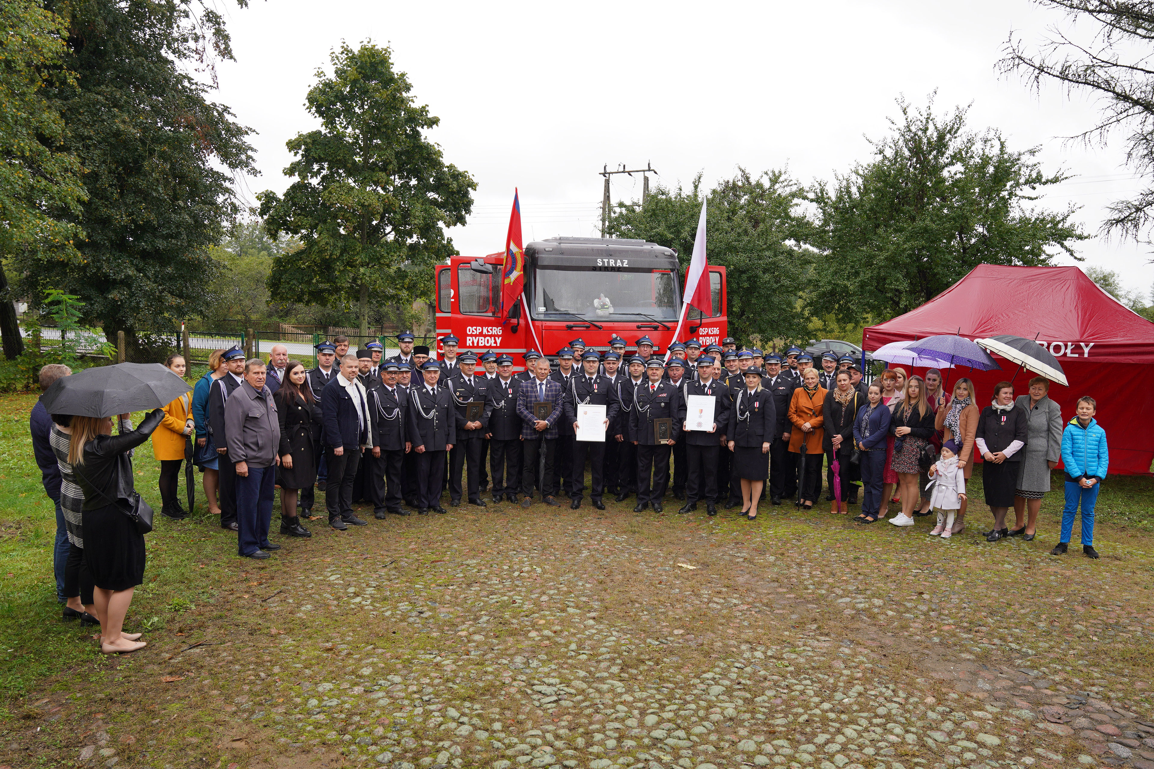 2021.09.19 | Uroczyste przekazanie i poświęcenie nowego wozu strażackiego Ochotniczej Straży Pożarnej w Rybołach | fot. Marcin Ciuchniecki
