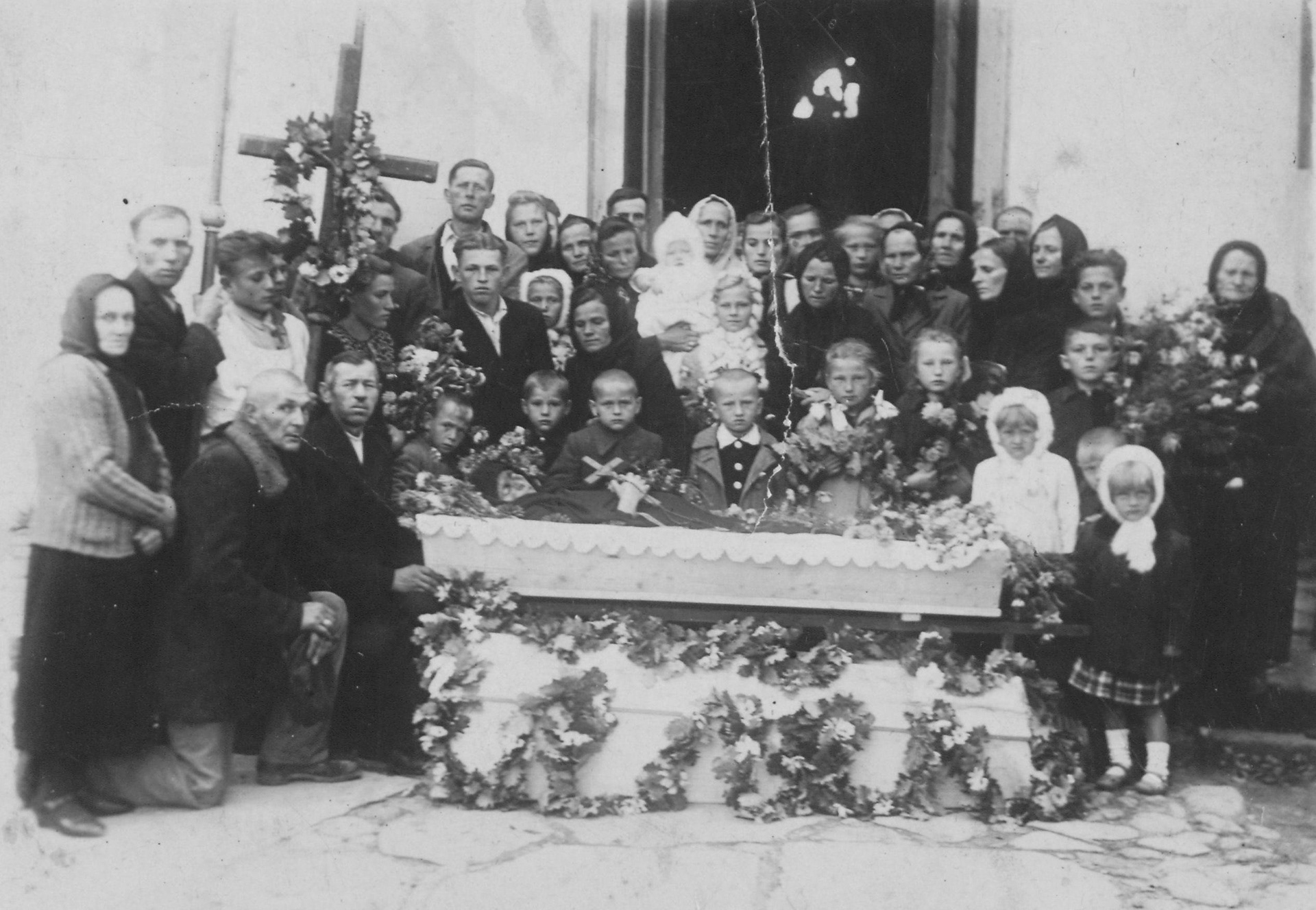 1946.09.12 | Pogrzeb s. Anny Bartoszewicz z Folwarków Małych, brutalnie zamordowanej przez nieznanych sprawców w lesie nieopodal wsi Koźliki, uroczystościom pogrzebowym przewodził ks. Alfons Zienkiewicz, ówczesny proboszcz parafii Zabłudów - w tle kościół pw. św. Apostołów Piotra i Pawła w Zabłudowie | z arch. ks. dr Adama Szota