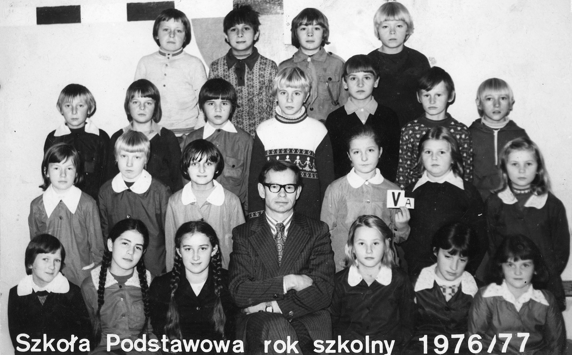 1976/1977 | Klasa VA - Szkoła Podstawowa w Zabłudowie - w środku nauczyciel Stefan Sacharewicz, u góry 3. od lewej Andrzej Samsonowicz | z arch. Ireny Samsonowicz