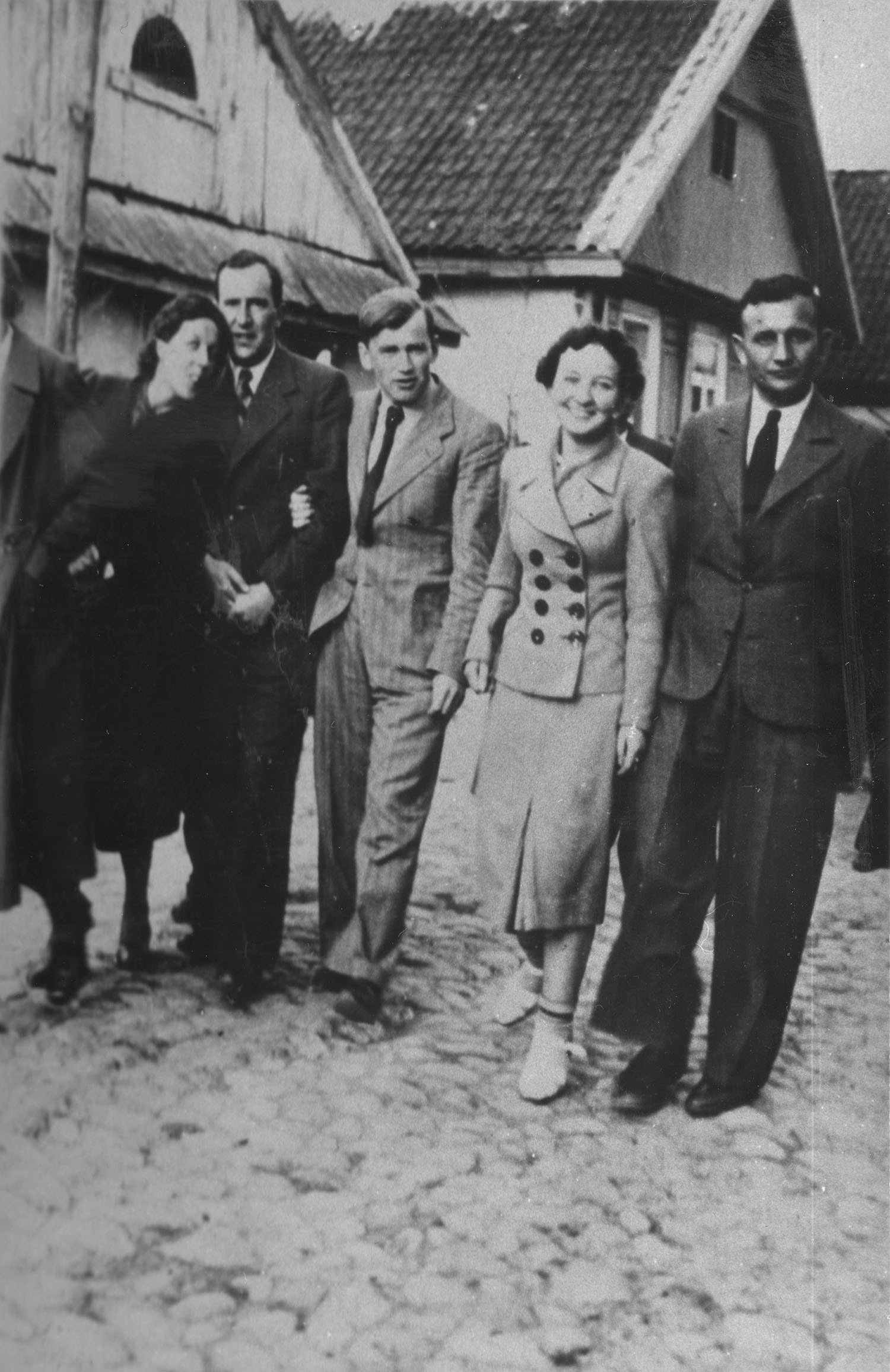 1934 | Nauczyciele Publicznej Szkoły Powszechnej w Zabłudowie na spacerze - po prawej kierownik szkoły Roman Glinka (?) | z arch. Zofii Polikarp