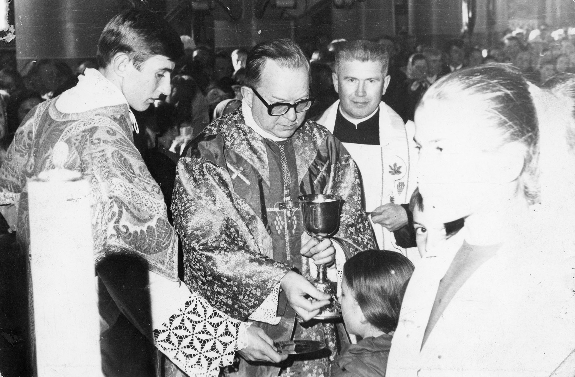 1972 | od lewej: ks. Jan Halicki, ks. bp Henryk Roman Gulbinowicz, x | z arch. ks. Andrzeja Górskiego