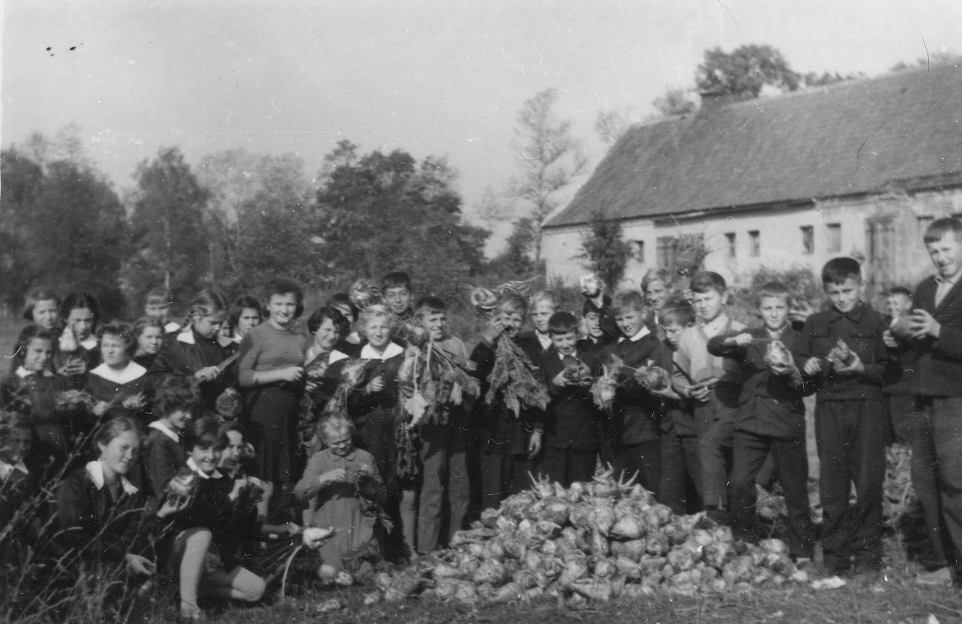 1961.10 | Młodzież prezentująca zbiory ze szkolnego ogródka | z arch. Zespołu Szkolno-Przedszkolnego w Zabłudowie