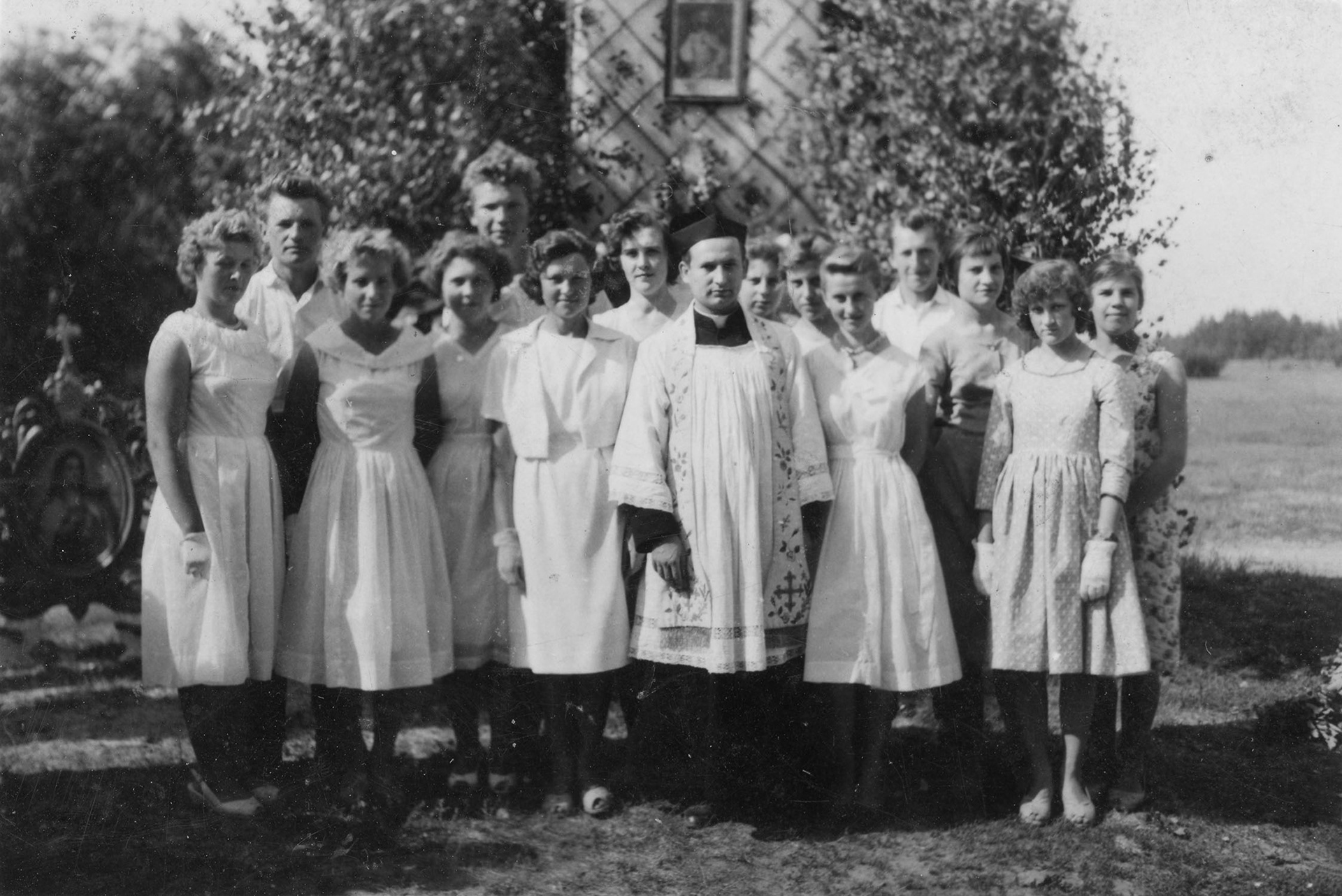 Lata 60. XX wieku | Uroczystości w Pasynkach - w środku ks. Henryk Abramowicz - od lewej: 4. Irena Samsonowicz z d. Kuczyńska, 9. Jadwiga Podwysocka z d. Kuczyńska | z arch. Ireny Samsonowicz