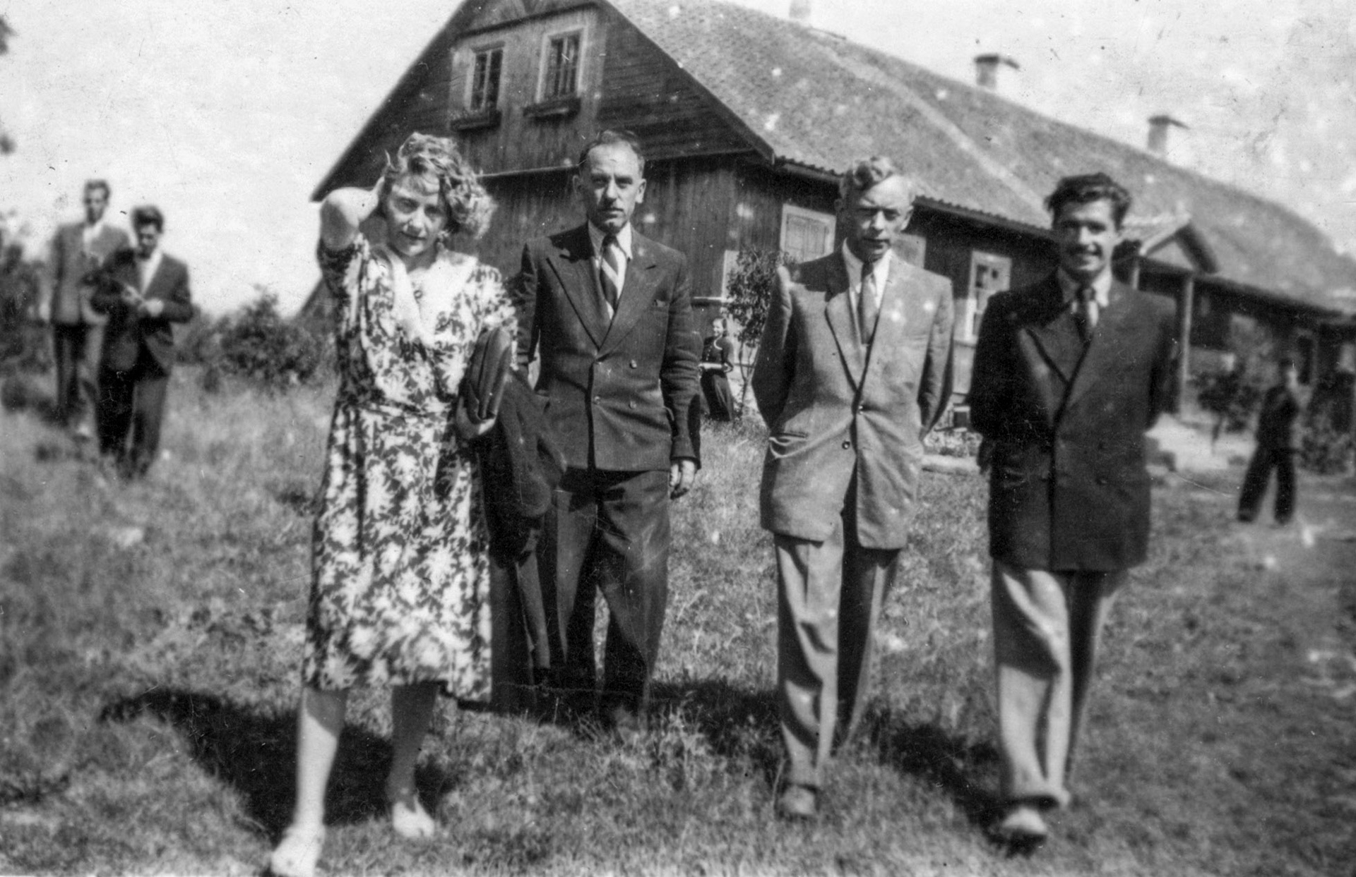 Lata 50. XX wieku | Od lewej: Waleria Szyłkiewicz, x, Antoni Maksimowicz, x | z arch. Barbary Smolińskiej z d. Szyłkiewicz