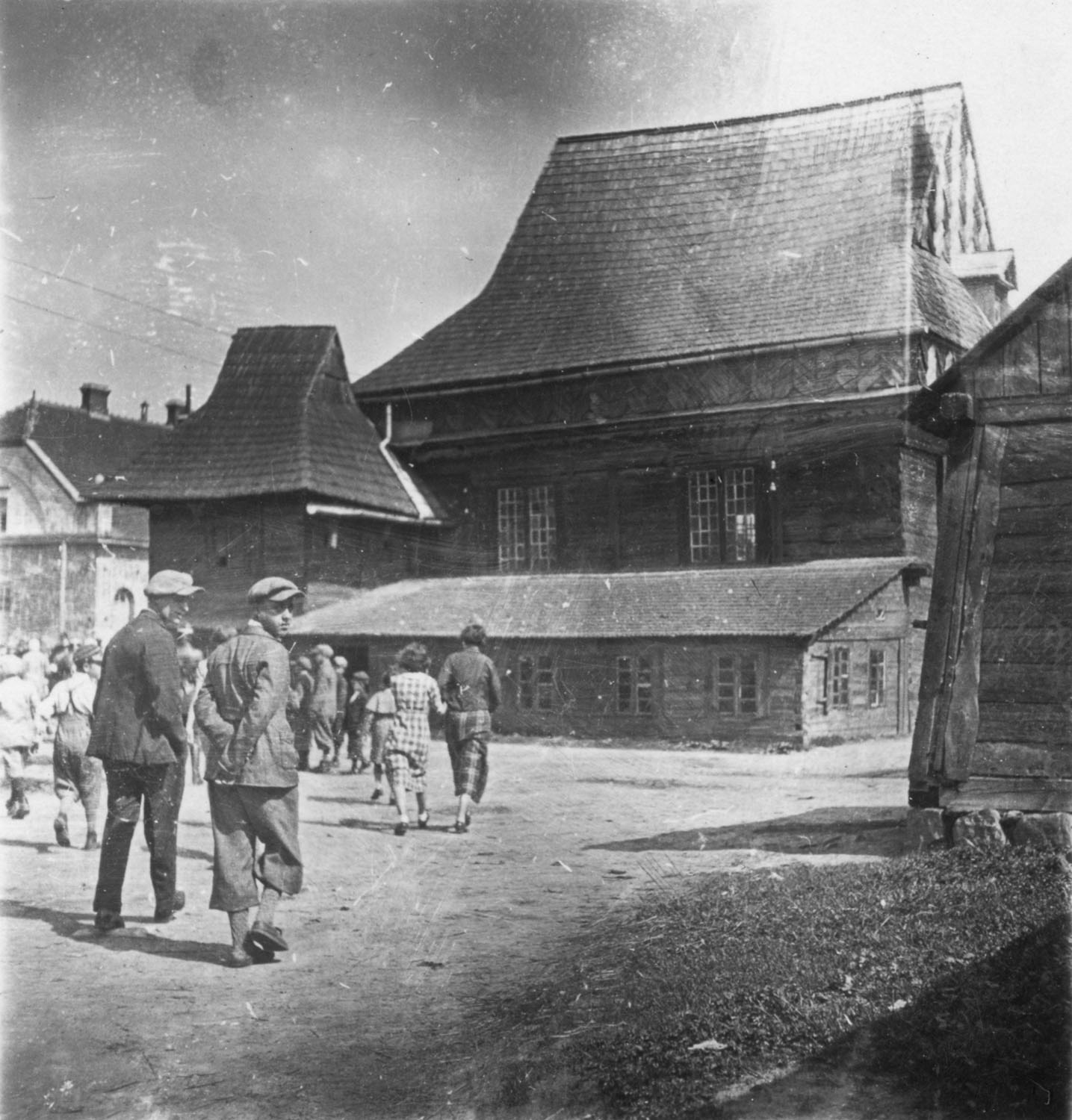 1935-1939 | Widok na starożytną synagogę w Zabłudowie, która znajdowała się między ulicami Surażską i Białostocką w pobliżu obecnego budynku Ochotniczej Straży Pożarnej w Zabłudowie | z arch. Muzeum Wojska w Białymstoku