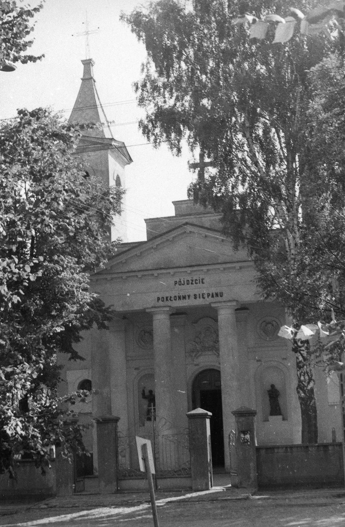 Lata 70. XX wieku | Front kościoła pw. św. Apostołów Piotra i Pawła w Zabłudowie | z arch. Grażyny Zakrzewskiej-Dąb