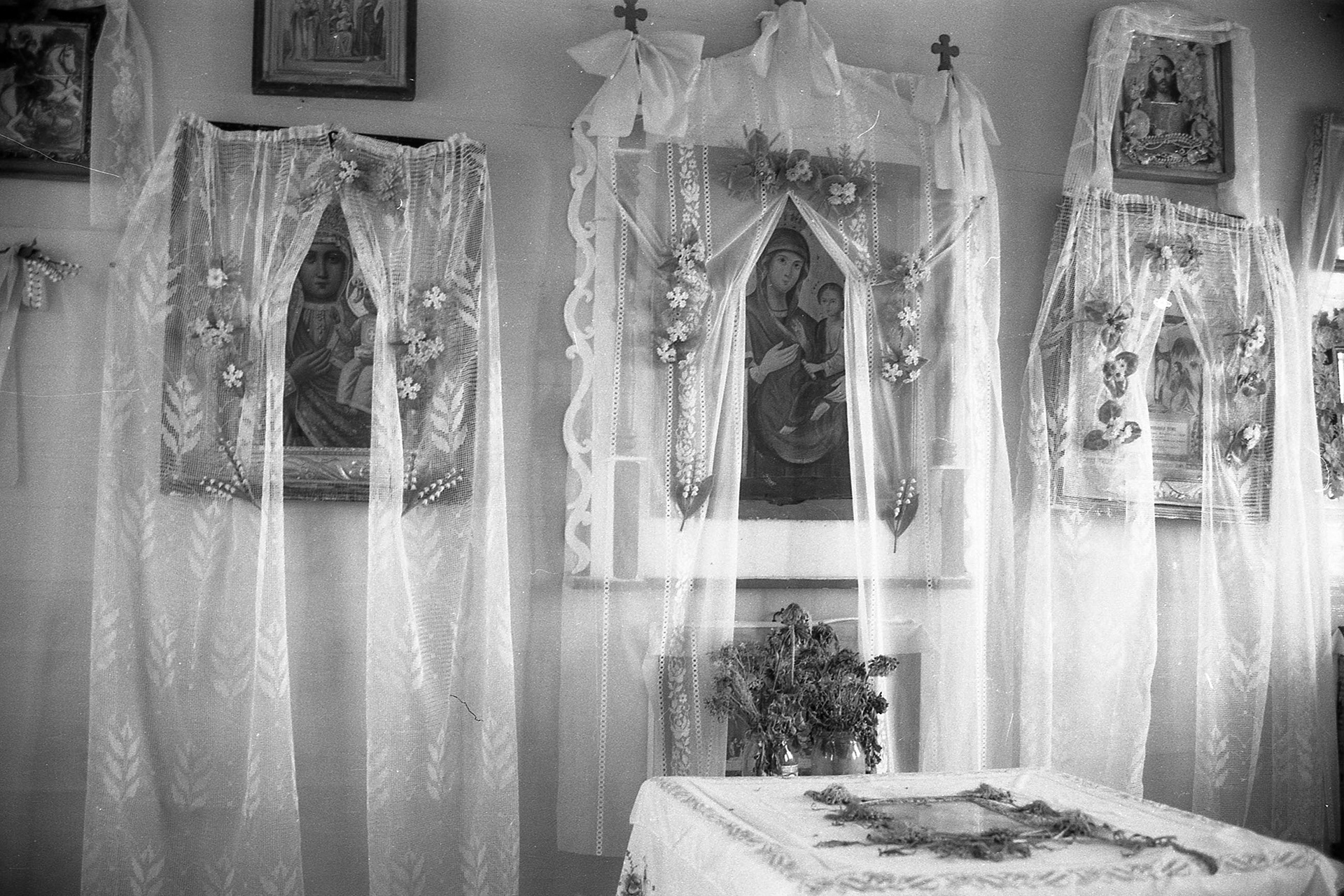 Lata 90. XX wieku | Wnętrze kapliczki w uroczysku Petraszki | z arch. MOAK