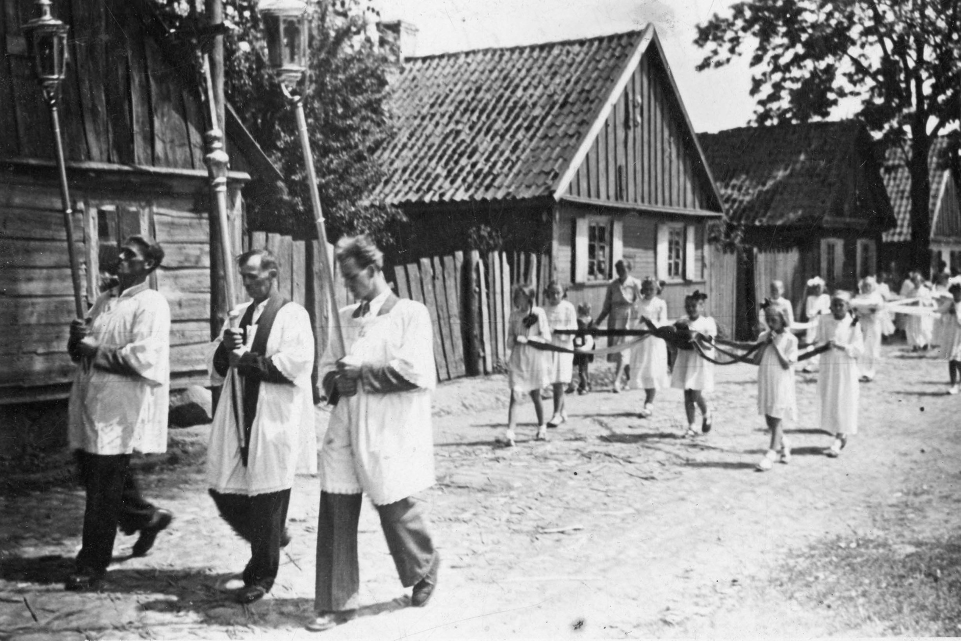 Lata 50. XX wieku | Procesja Bożego Ciała ulicami Zabłudowa - ul. Sikorskiego | z arch. Doroty Winnickiej