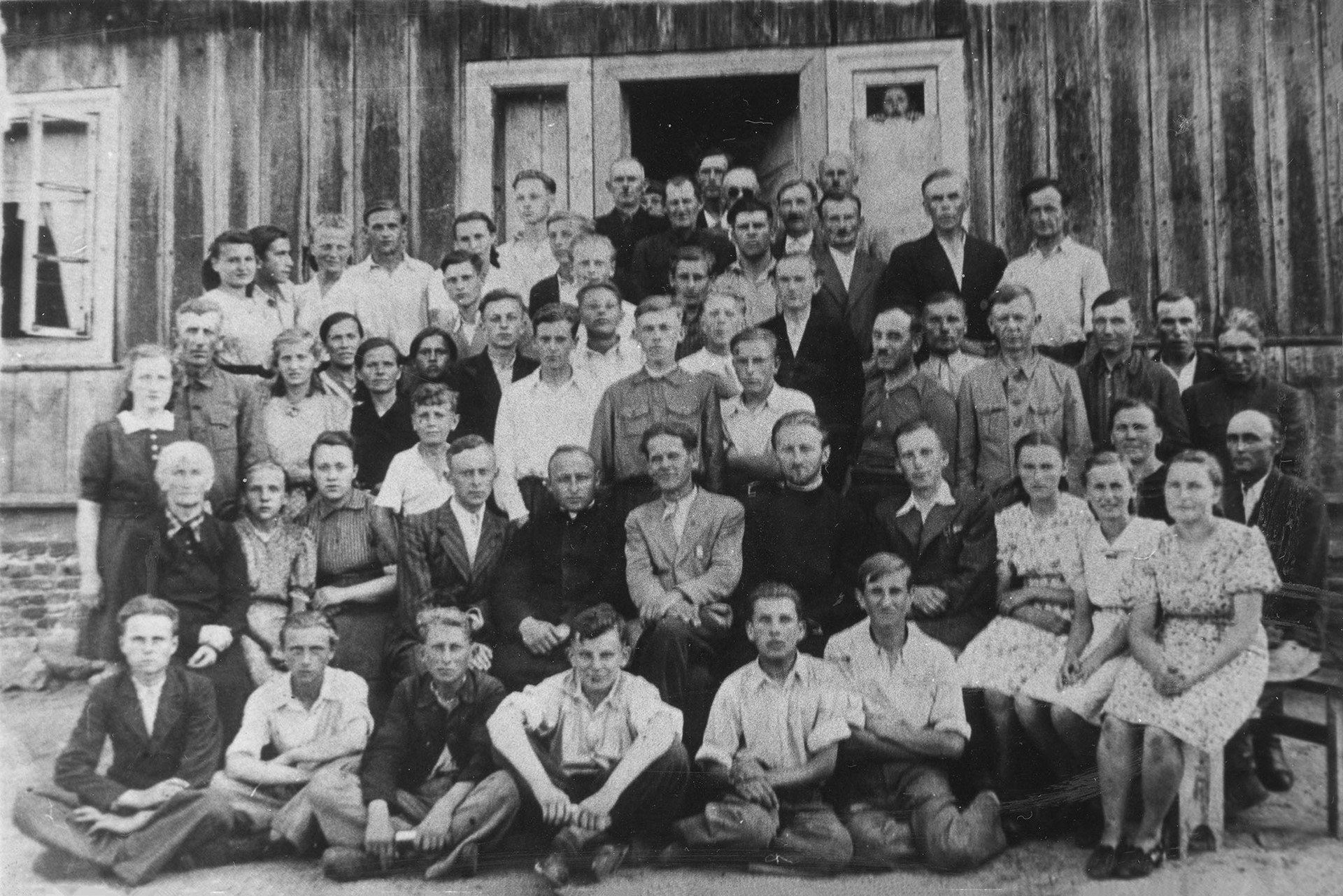 ok. 1949 | Od lewej w drugim rzędzie od dołu 4. Antoni Maksimowicz, 5. ks. Jan Sewioło, 7. ks. Borys Bogdanowicz | z arch. Zofii Polikarp