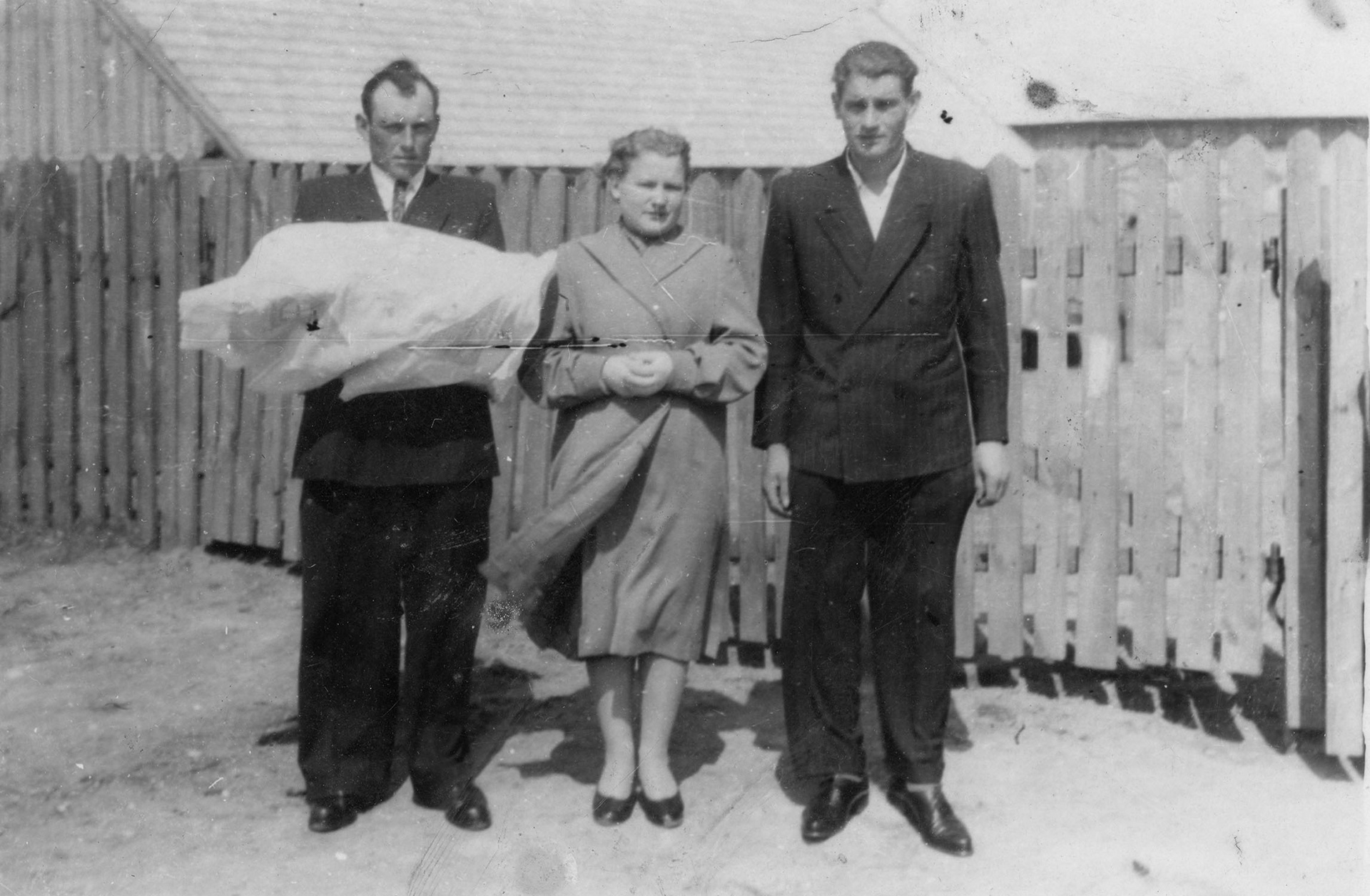 Lata 60. XX wieku | Chrzest Święty Aleksandra Ciuchnieckiego - od lewej: Antoni Samsonowicz, Irena Hermanowska, Piotr Ciuchniecki | z arch. Janiny Suchowierskiej