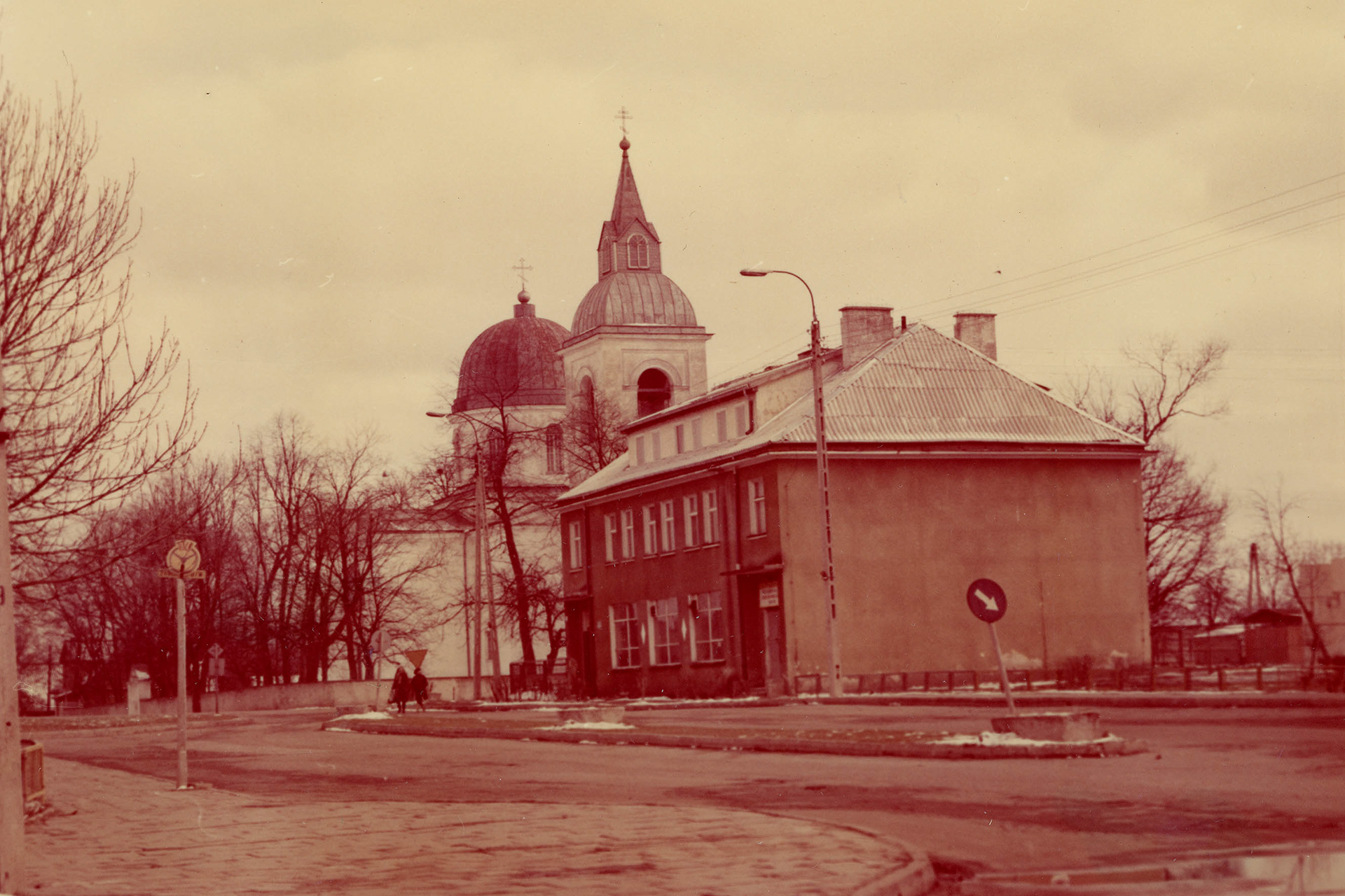 1986.02.16 | Zabłudów, ul. Rynek - widok na cerkiew pw. Zaśnięcia Najświętszej Marii Panny i Gminną Spółdzielnię "Samopomoc Chłopska" | z arch. MOAK