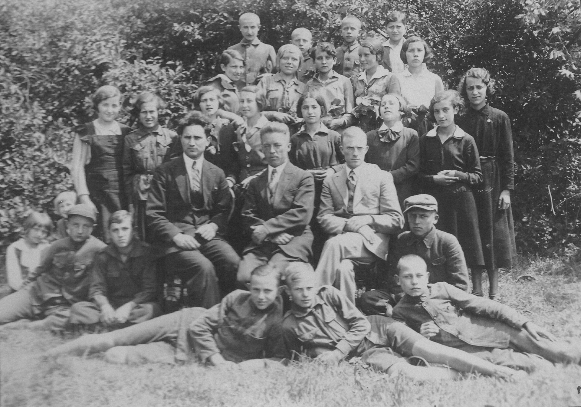 Lata 30. XX wieku | Nauczyciele z wychowankami - siedzą od lewej: Roman Glinka - kierownik szkoły, Jan Henzel i Piotr Komar | z arch. Teresy Grzeszak