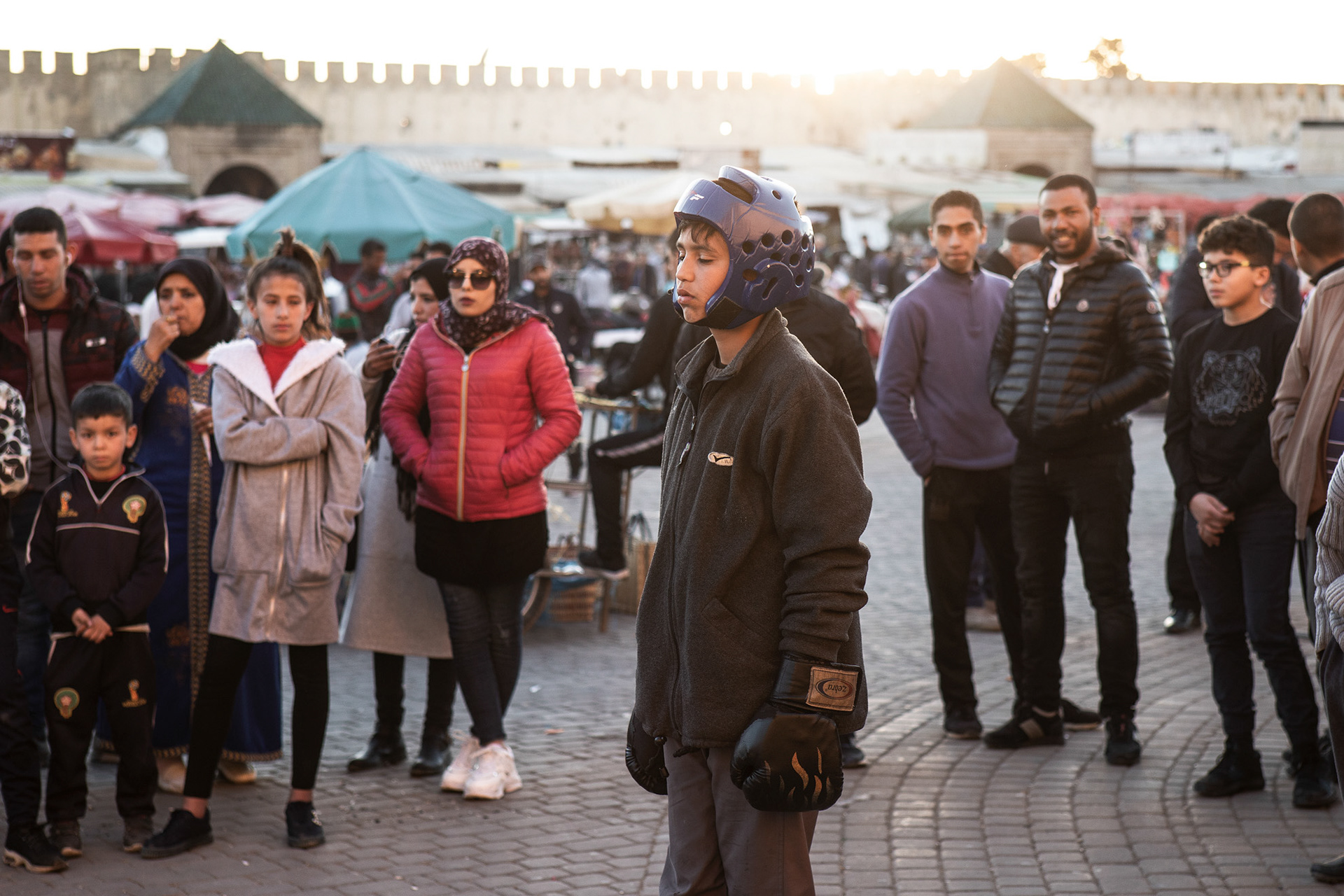 giovane pugile in piazza a Meknes, marocco. young boxer in Meknes, Morocco