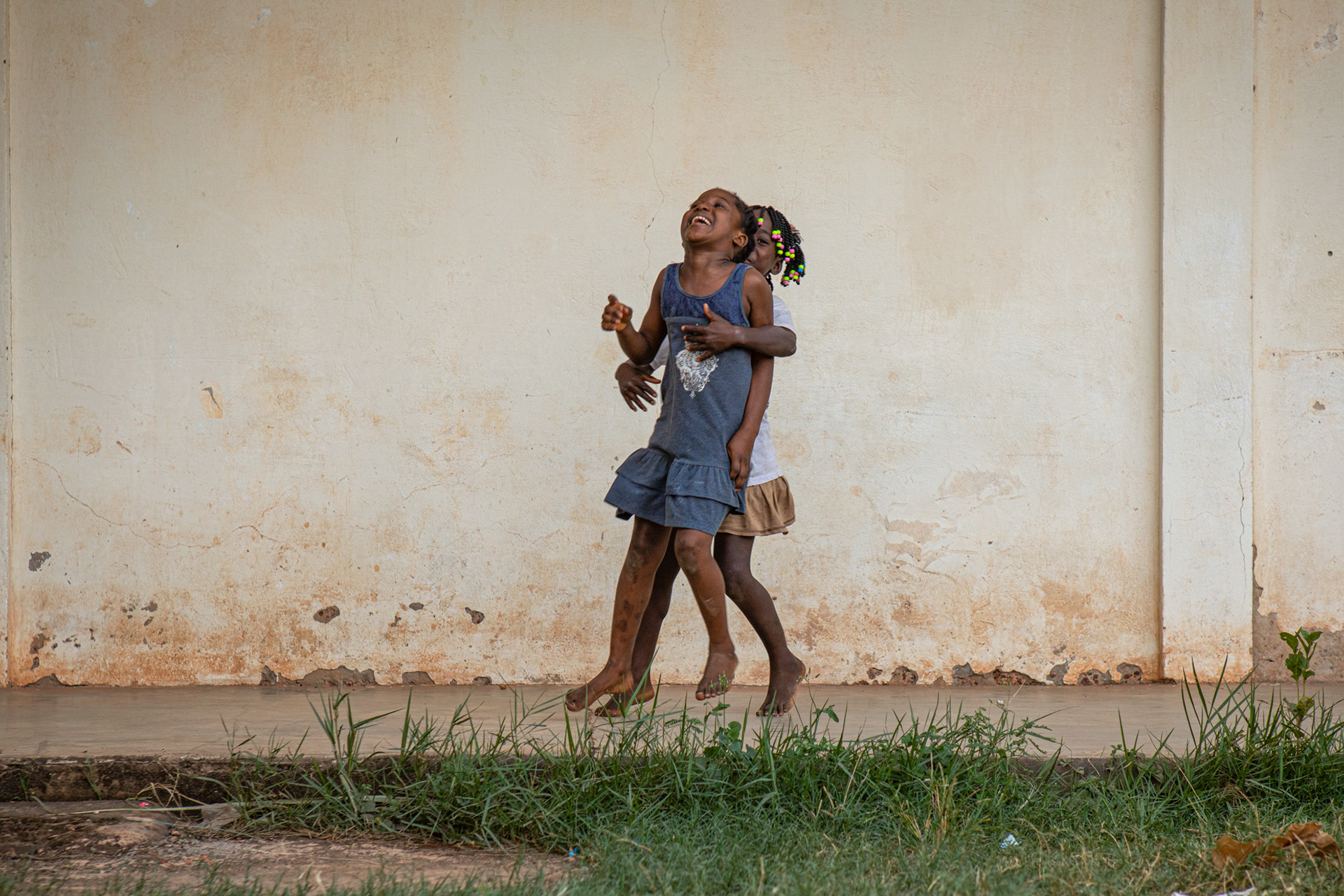 bambine che giocano nell'oratorio di quelele in Guinea Bissau, Africa. Young girls playing in Quelele Oratory, Guinea Bissau, Africa