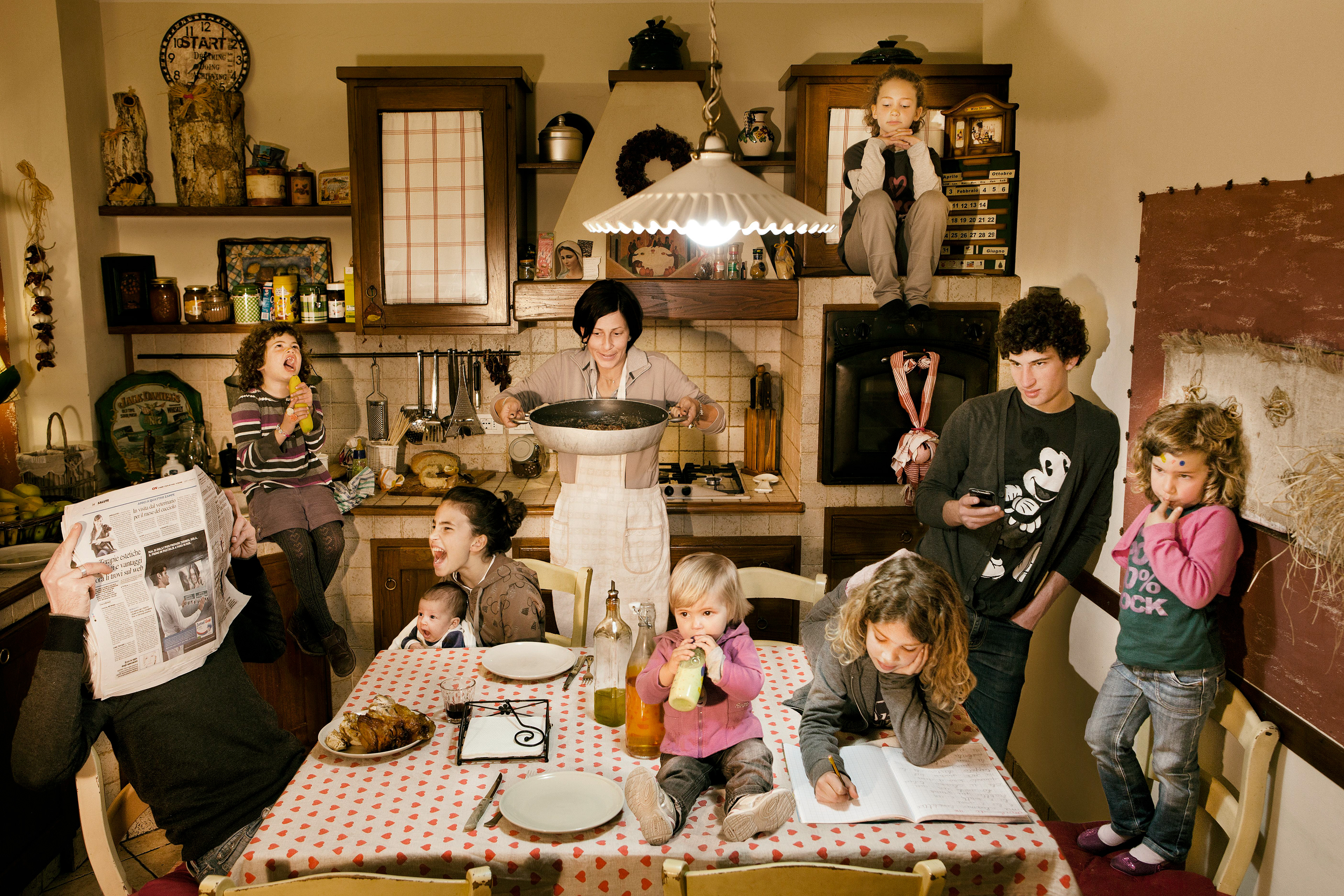 famiglia numerosa in cucina