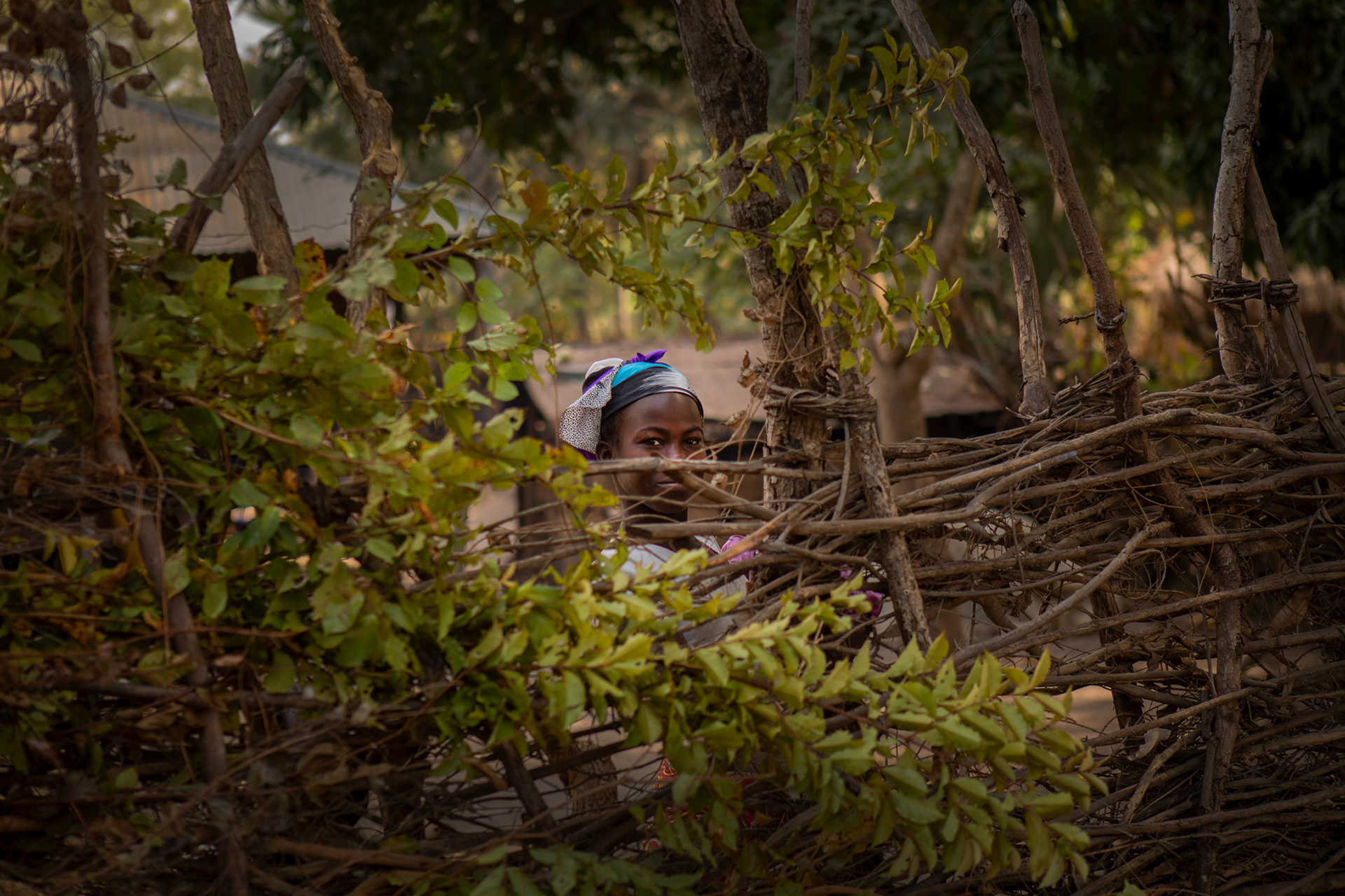 giovane donna che lavora presso il villaggio balanta in guinea bissau. Beautiful young woman working in her balanta village, guinea bissau, africa