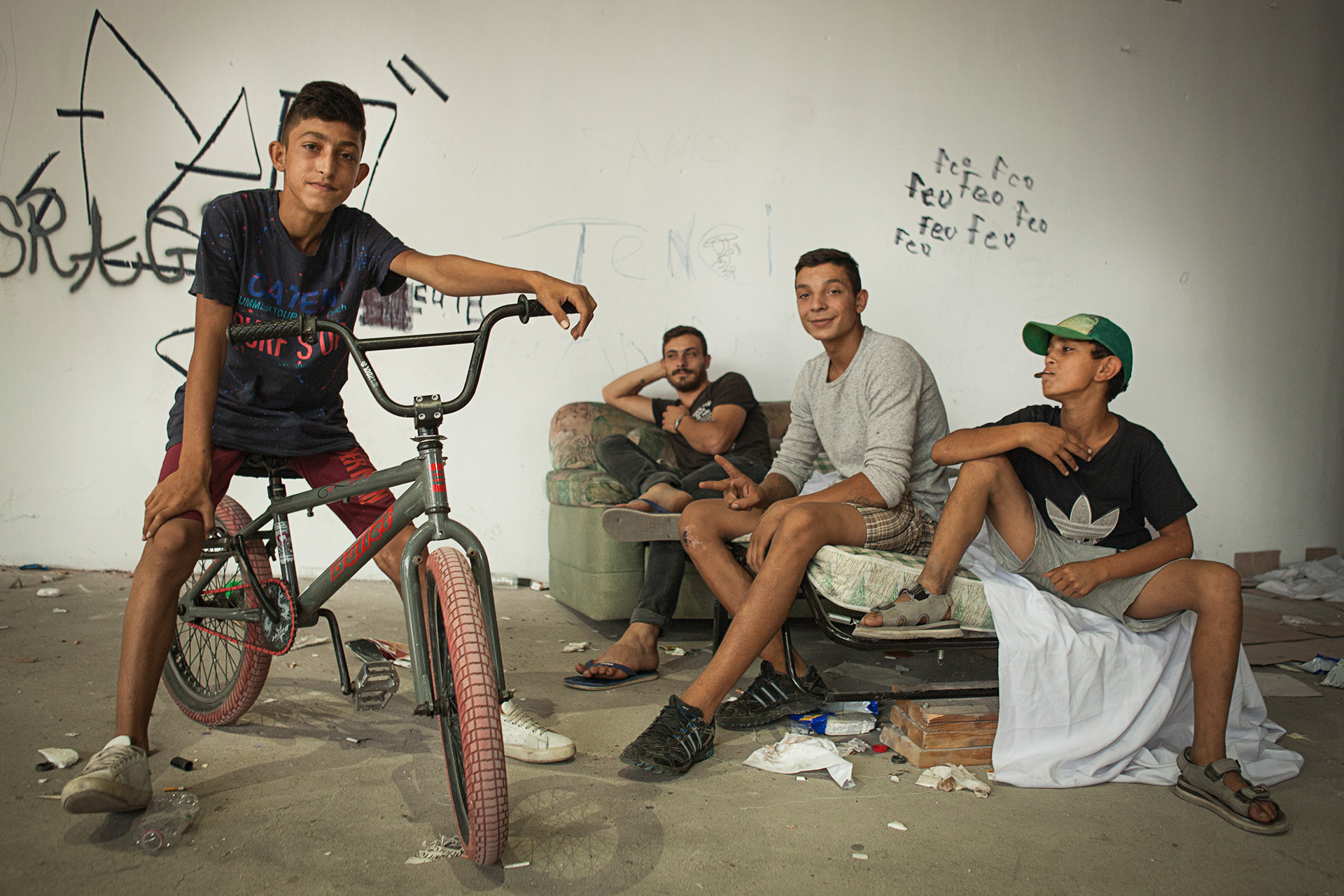 ragazzi senzatetto che abitano dentro la Piramida di Tirana, Albania. Young man living in the old Tirana Pyramid, Albania