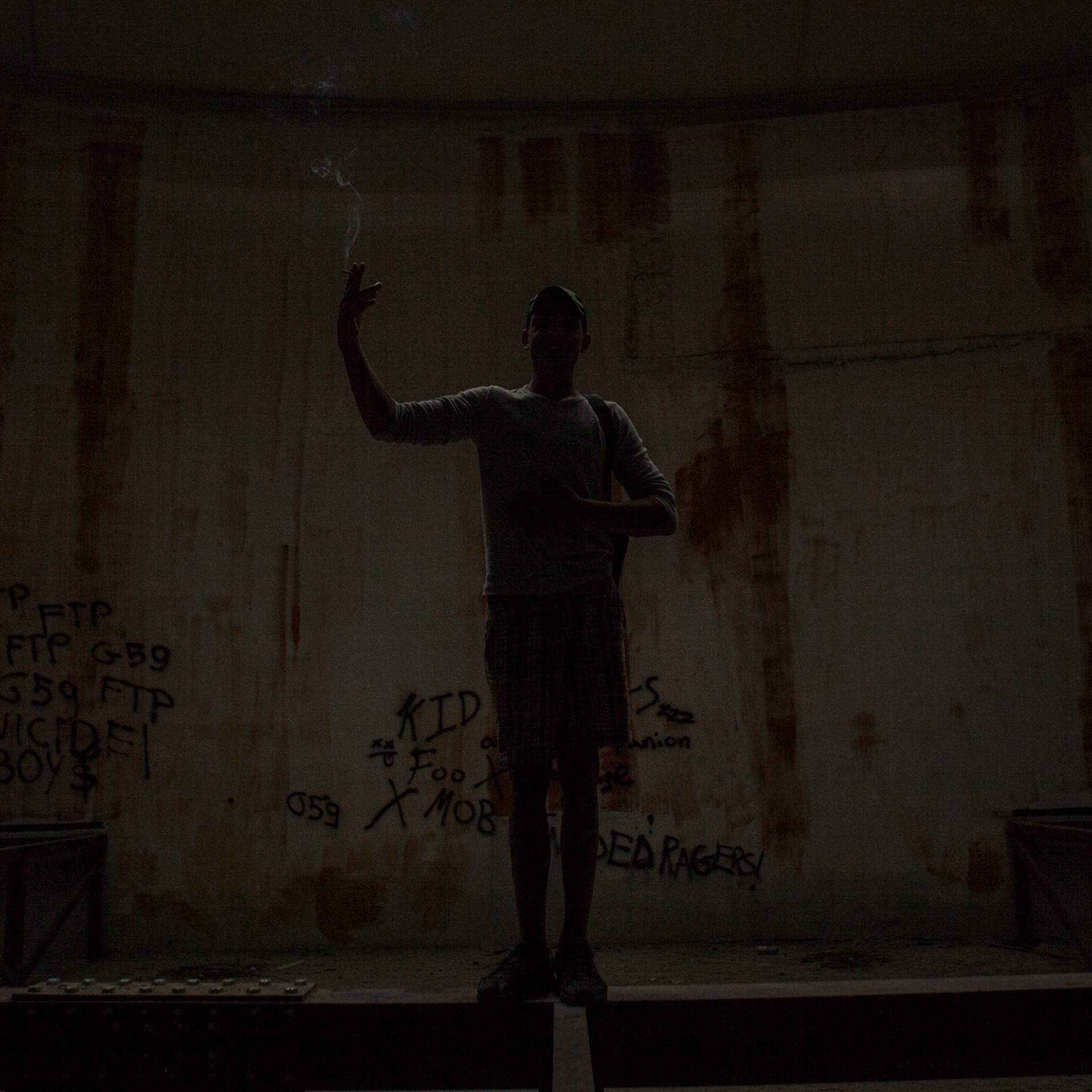 giovane senzatetto mostra il vecchio anfiteatro, Tirena. Ypung homeless shows me the old amphiteatre in Tirana, Albania