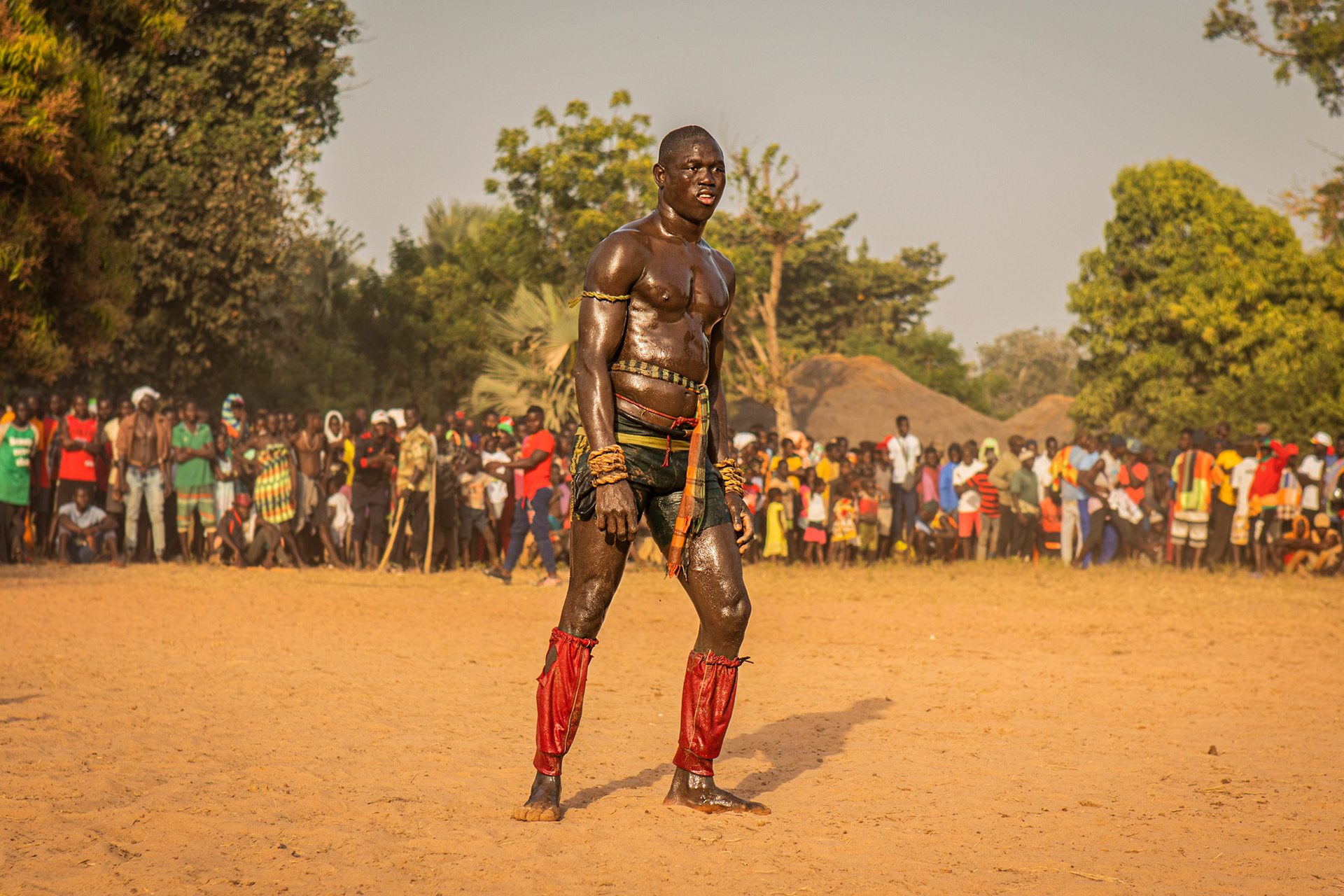 guerriero balanta durante la simulazione di combattimento a nhacra teda, guinea bissau, africa. Balanta warrior during the fight in Nhacra Teda
