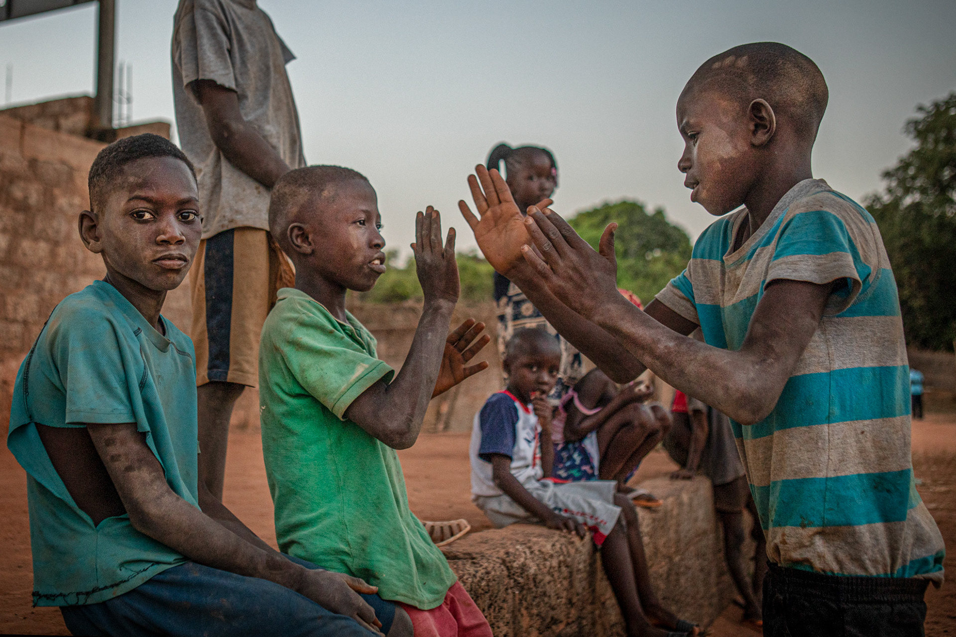 kids playing in the old football stadium in nhacra teda, guinea bissau, africa. Bambini che giocano presso lo stadio di calcio abbandonato a Nhacra Teda in Guinea Bissau