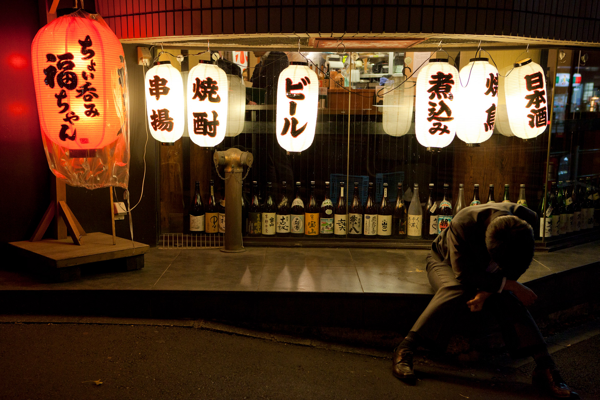 uomo ubriaco a Ginza, tokyo. Drunk man in Ginza, Tokyo