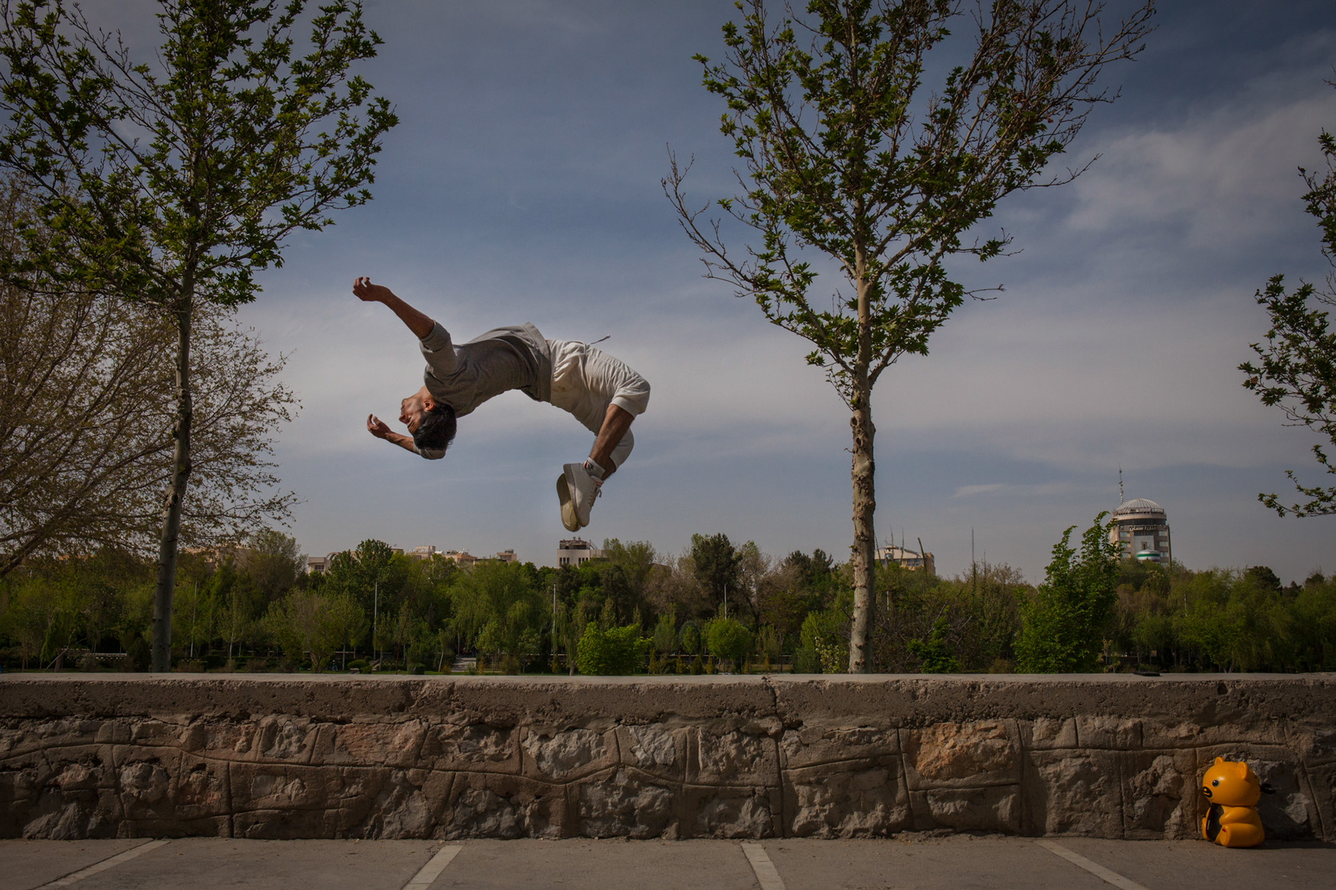 ragazzo che pratica il parkour a teheran, iran, youg man playing parkour in Tehran, Iran
