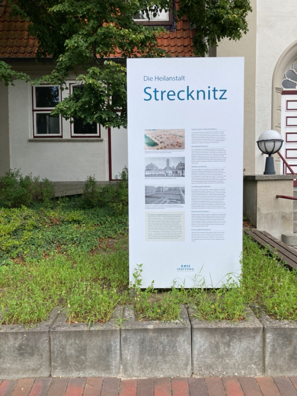 Dauerhafte Informationstafel am Turmgebäude (UKSH Lübeck)