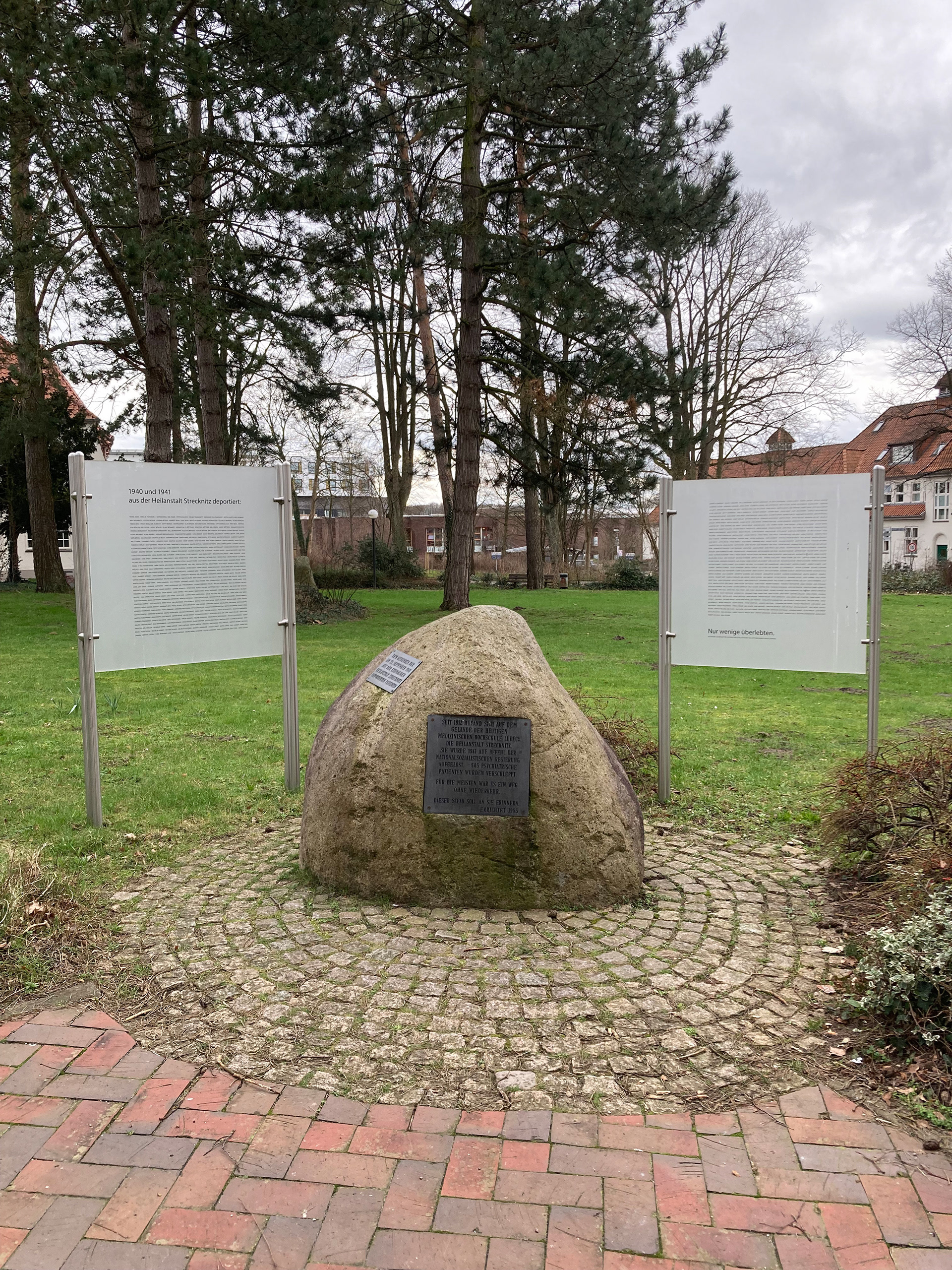 Gedenktafeln der deportierten Menschen (am Gedenkstein, UKSH Lübeck)