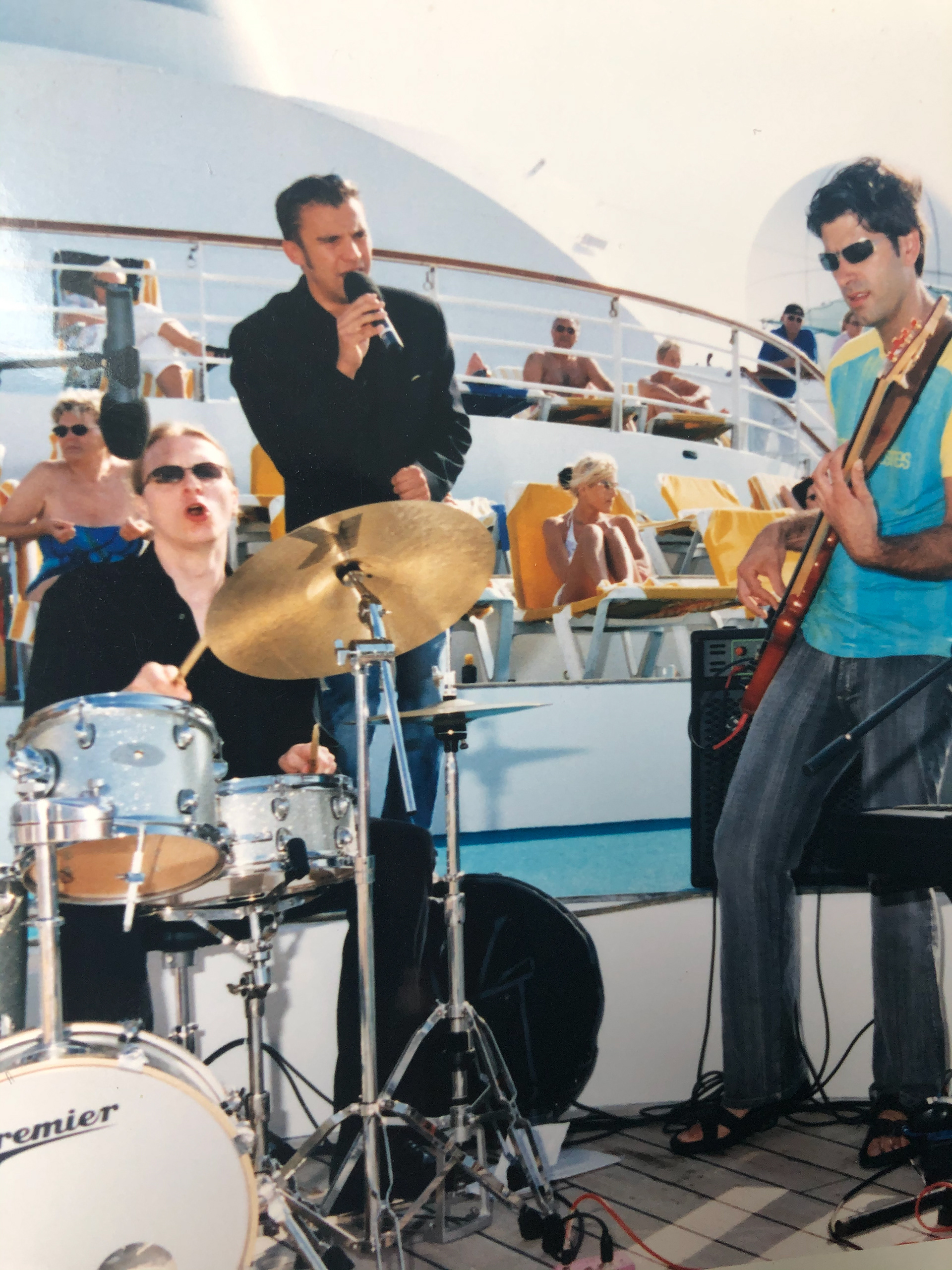 Session mit Stefan Dahm (dr) und Jens Heisterhagen (bs) auf dem Pooldeck - AIDA Cara 2003.