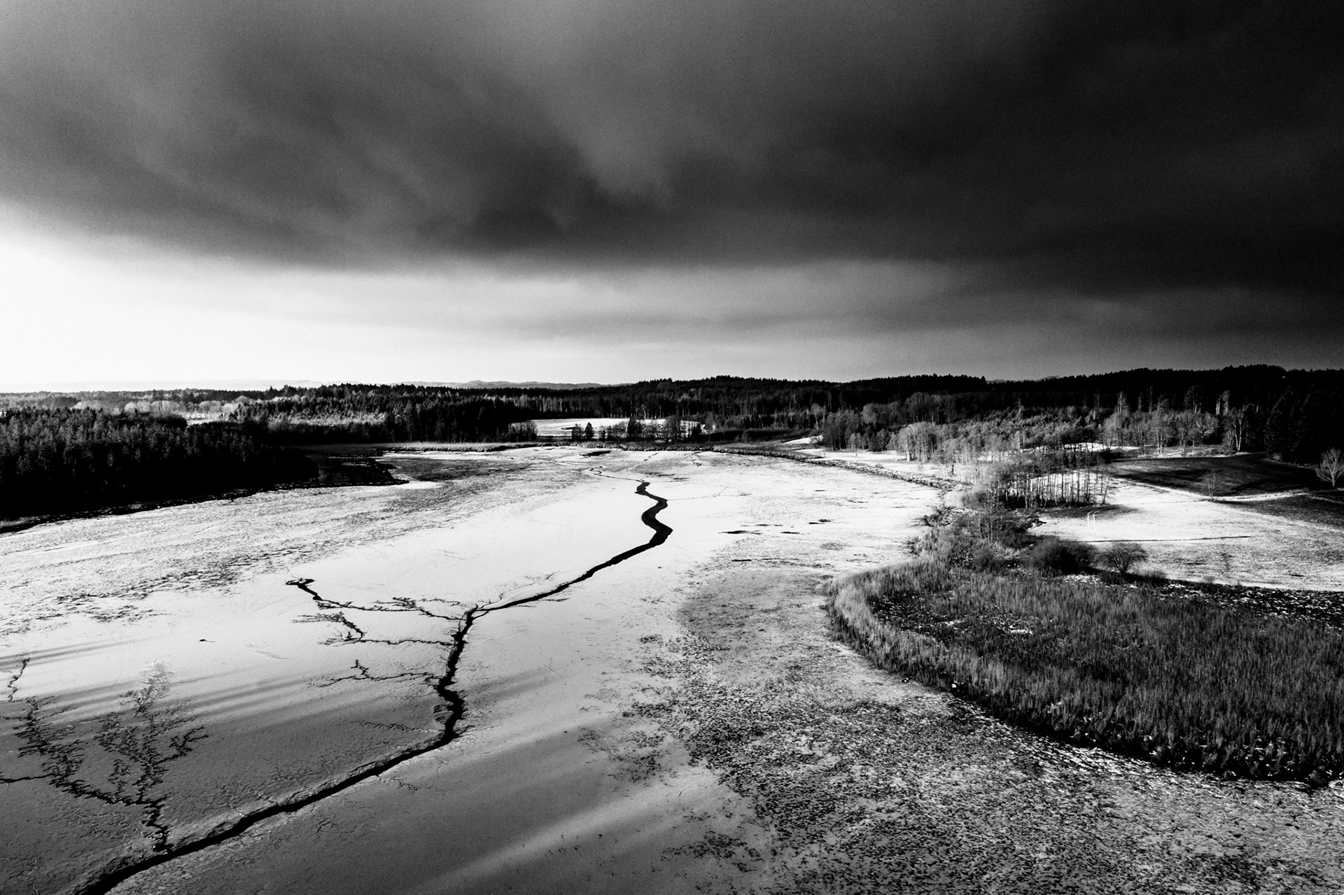 Ground Levels – abstrakte Drohnenfotografie eines entwässerten Seegrunds mit organischen Mustern und Rinnsalen von Stefan Kuhn